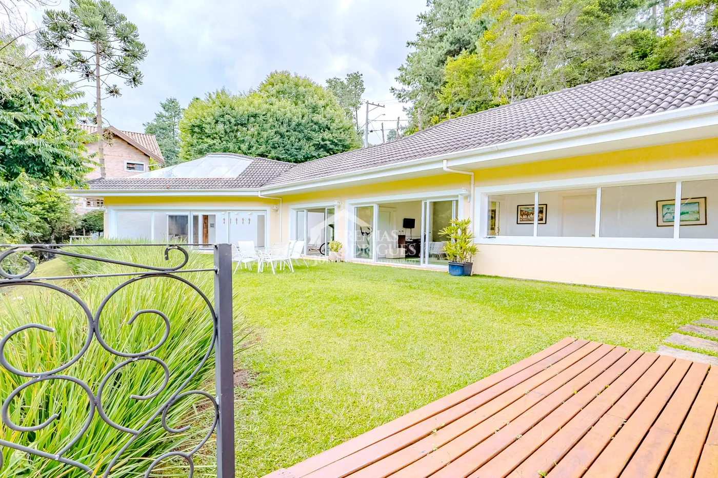 Casa com 6 suítes, 700 m² - Condomínio Vila Simonsen - Campos do Jordão/SP.