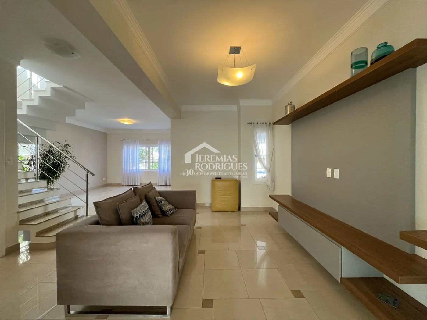 Casa à venda com 4 suítes no Condomínio Taubaté Village em Taubaté/SP.