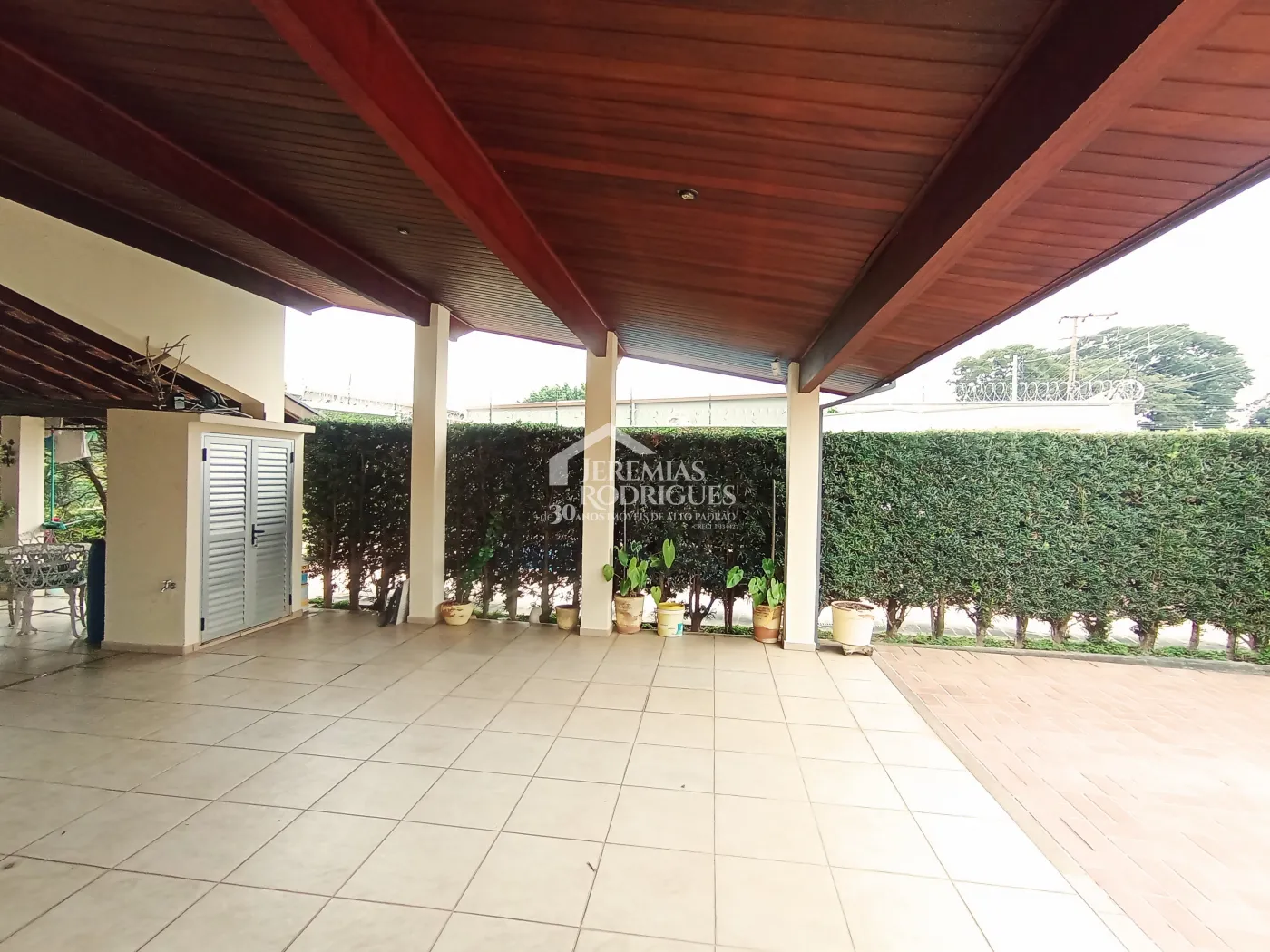 Casa para venda e locação com 3 suítes no bairro Parque das Flores em Taubaté/SP.