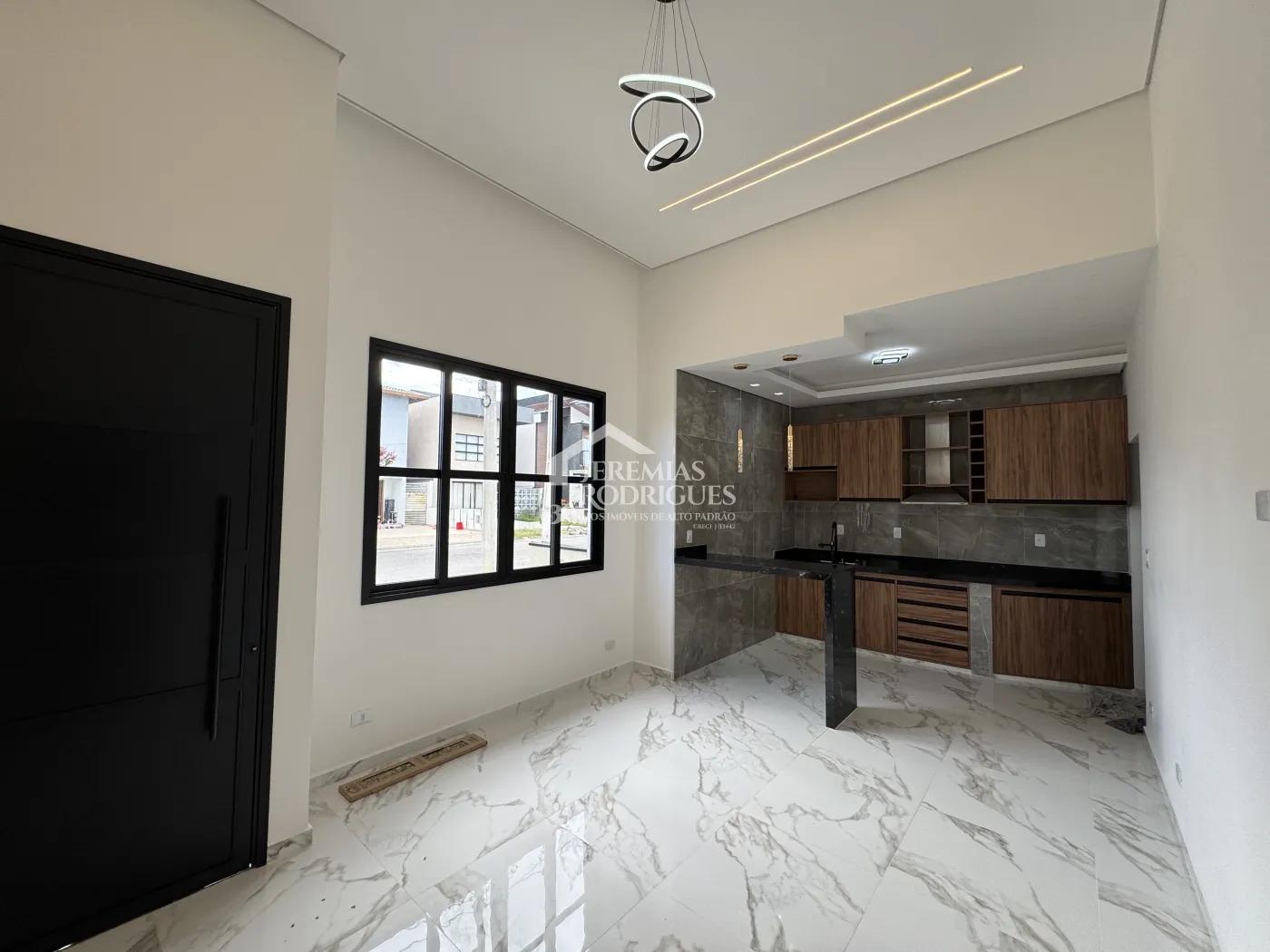 Casa à venda com 3 dormitórios no Condomínio Residencial Laguna em Pindamonhangaba/SP.