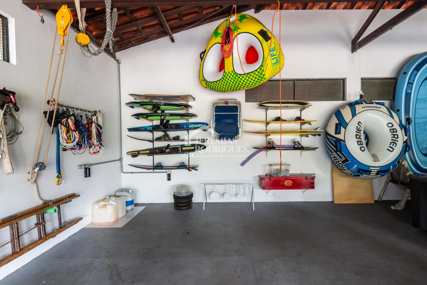 Sitio com 9 suítes, 2.600 m² - Piracaia/SP.