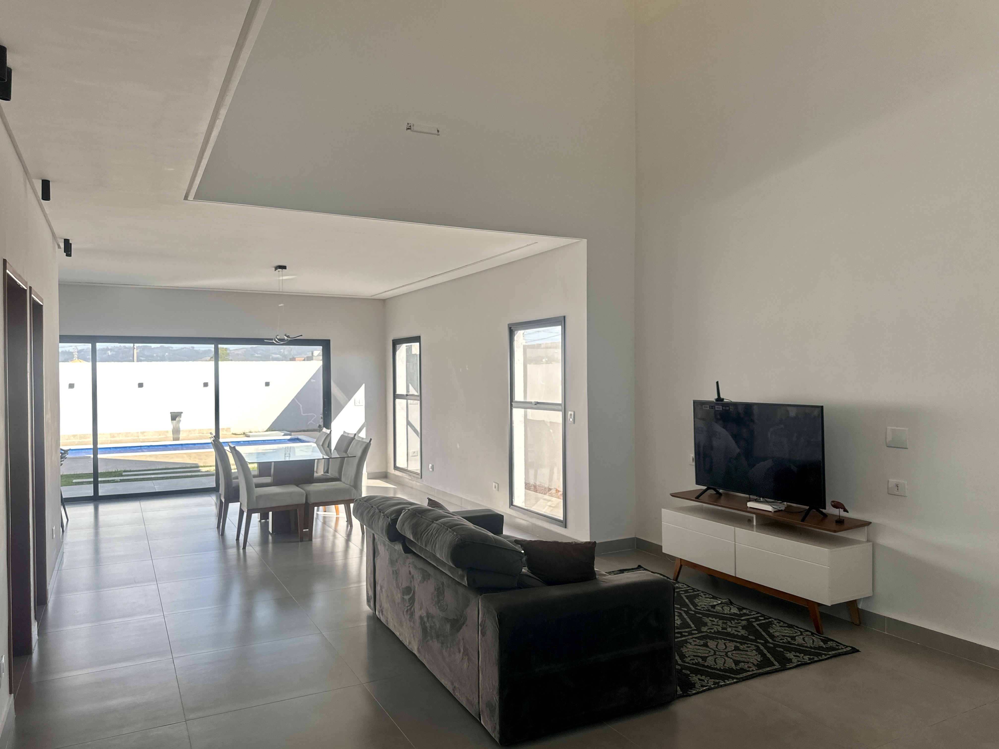 Casa à venda com 4 dormitórios no Condomínio Bella Vitta em Caçapava/SP.