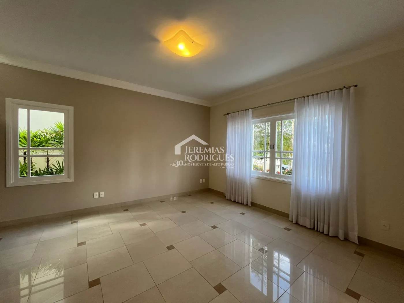 Casa à venda com 4 suítes no Condomínio Taubaté Village em Taubaté/SP.