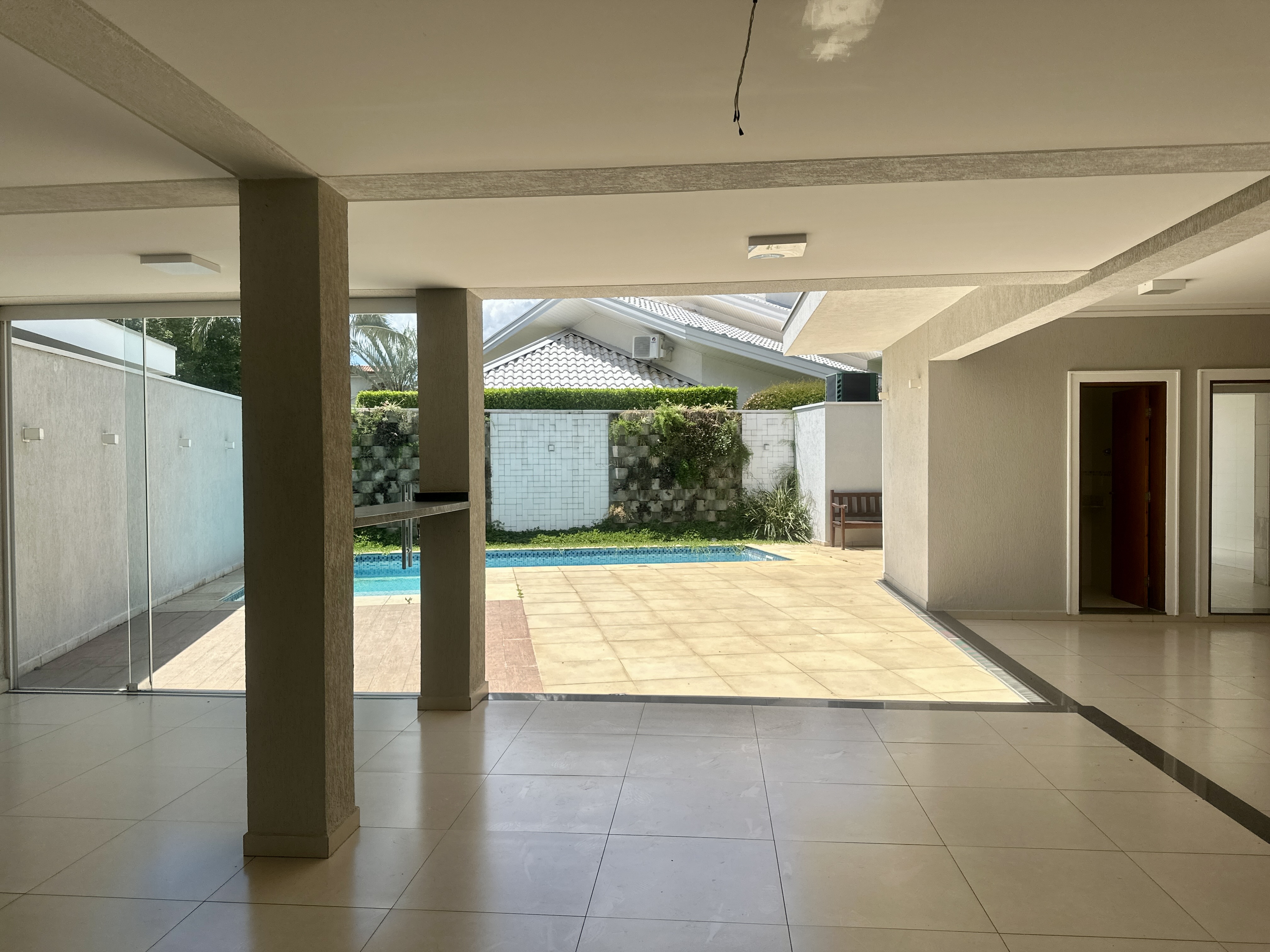 Casa para locação com 3 suítes no Condomínio Taubaté Village em Taubaté/SP. 