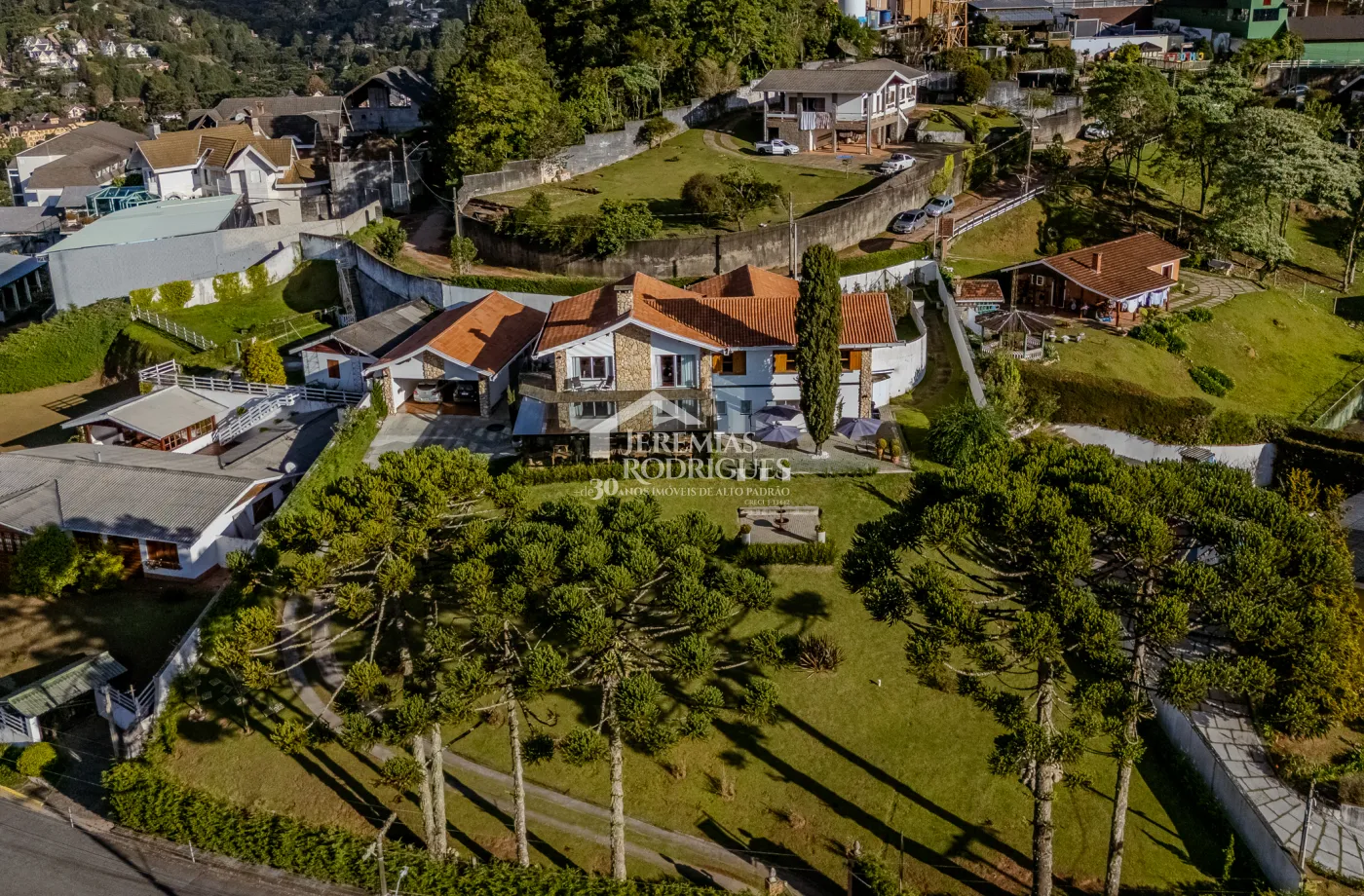 Casa à venda com 3 dormitórios, no bairro Vila Belvedere em Campos do Jordão/SP.