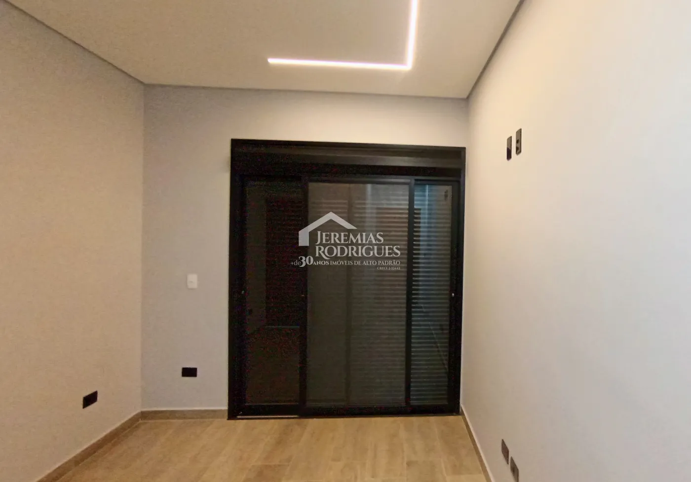 Casa à venda com 3 dormitórios no Condomínio Pérola do Vale em Tremembé/SP.