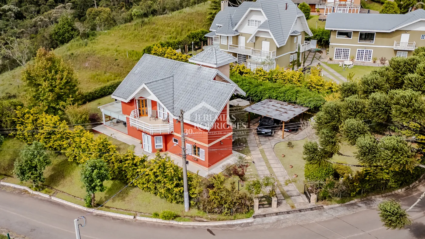Casa assobradada à venda com 3 dormitórios no Condomínio Aldeia Austríaca em Campos do Jordão/SP.