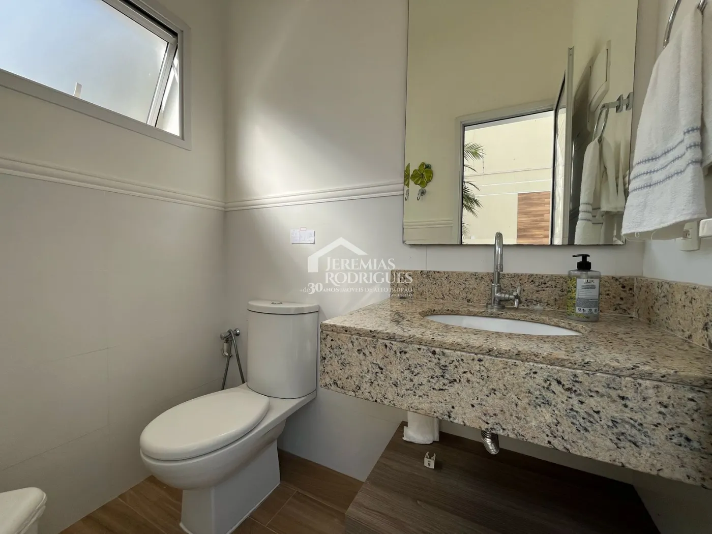 Casa à venda com 4 suítes no Condomínio Taubaté Village em Taubaté/SP.