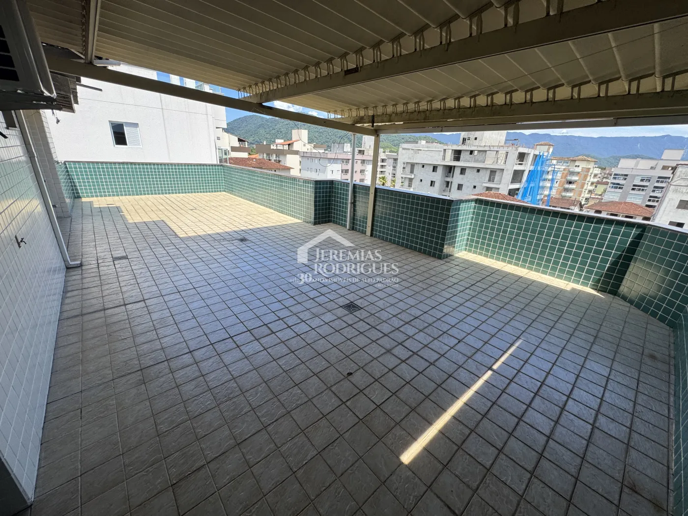 Apartamento à venda com 3 dormitórios, 239 m² no Edifício Pontal da Roca em Ubatuba/SP.