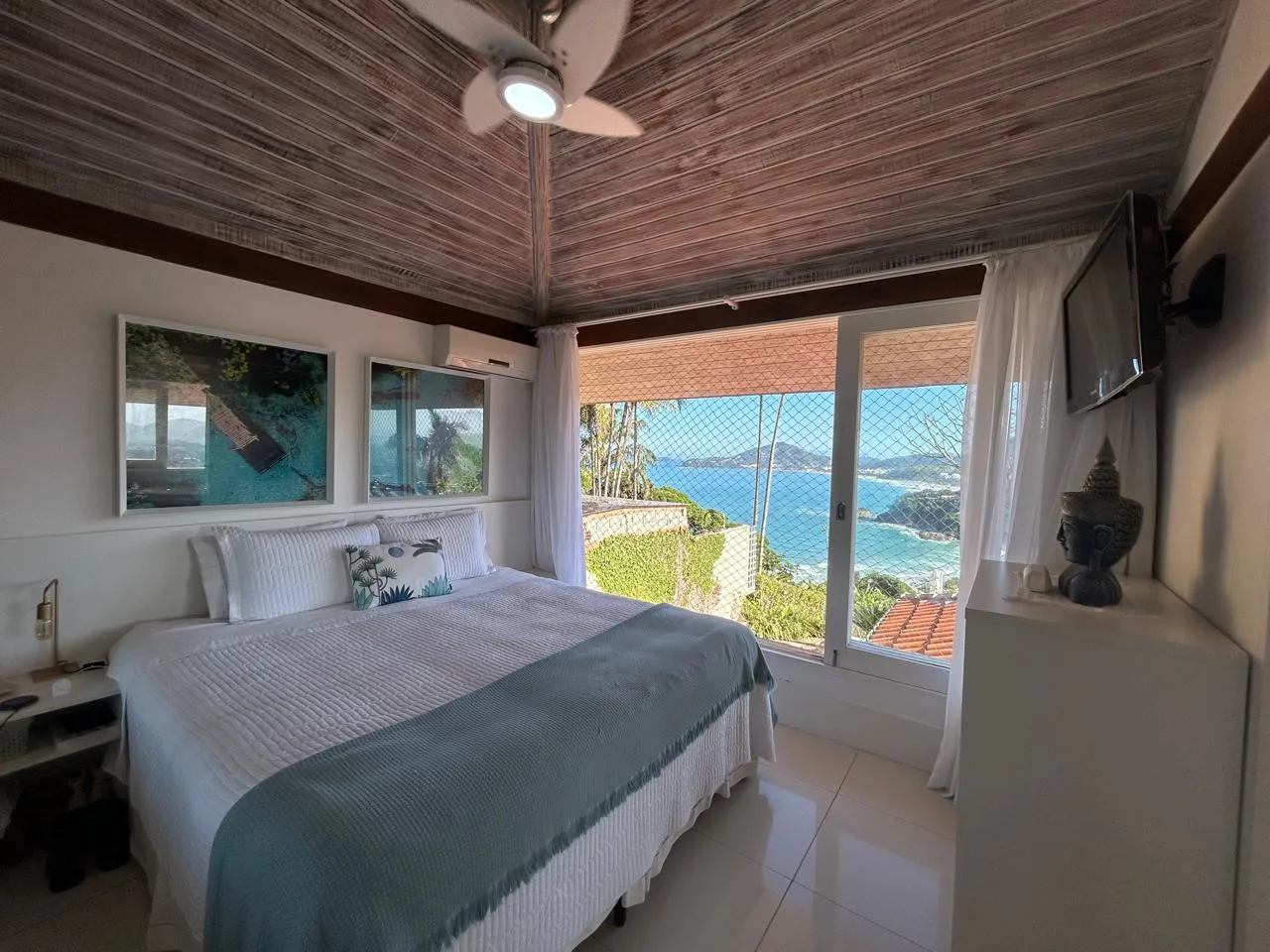Casa á venda com 4 dormitórios no Condomínio Alto da Praia Vermelha em Ubatuba/SP.