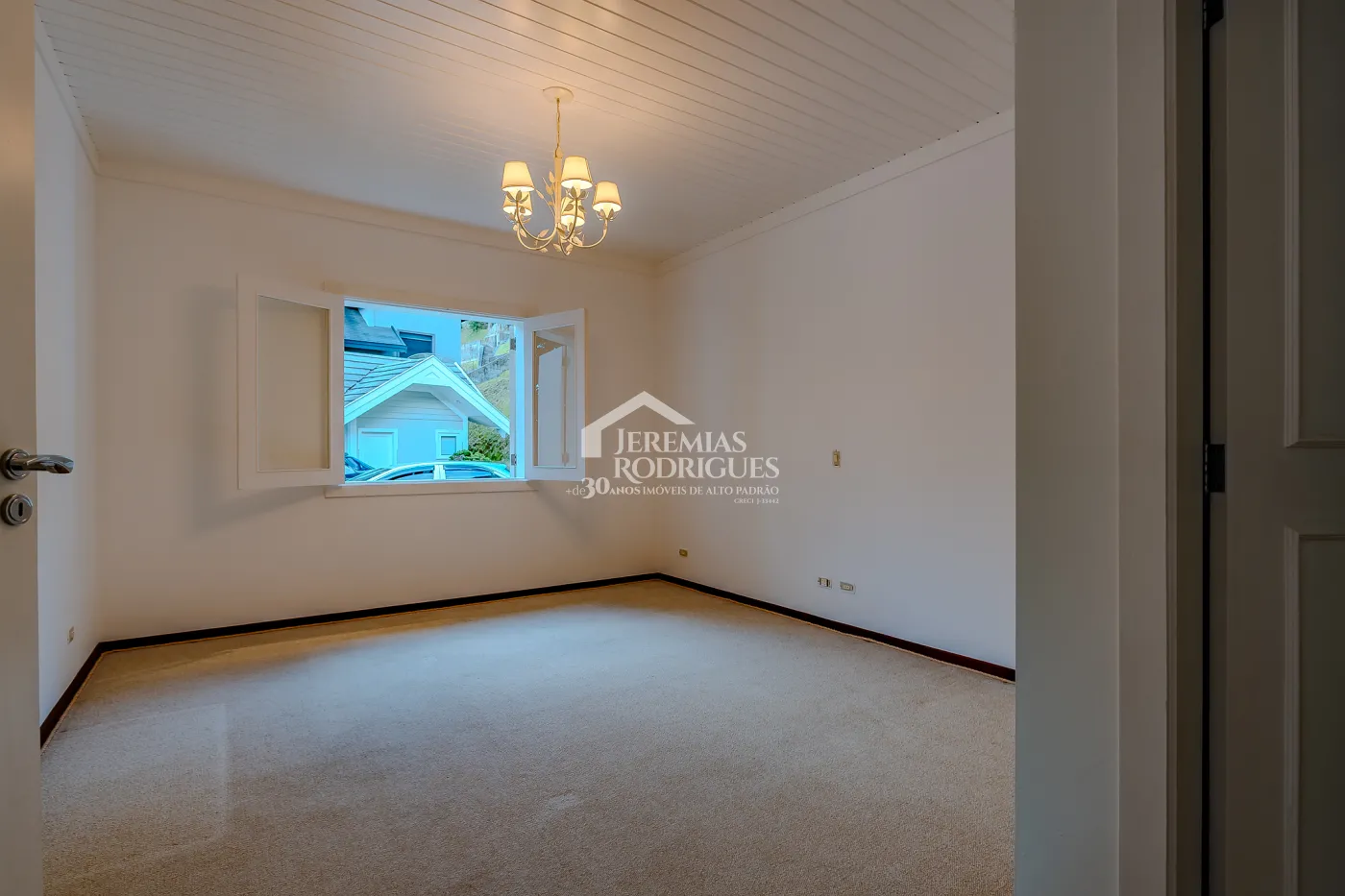 Casa para venda com 5 suítes no Condomínio Jardim Véu da Noiva em Campos do Jordão/SP