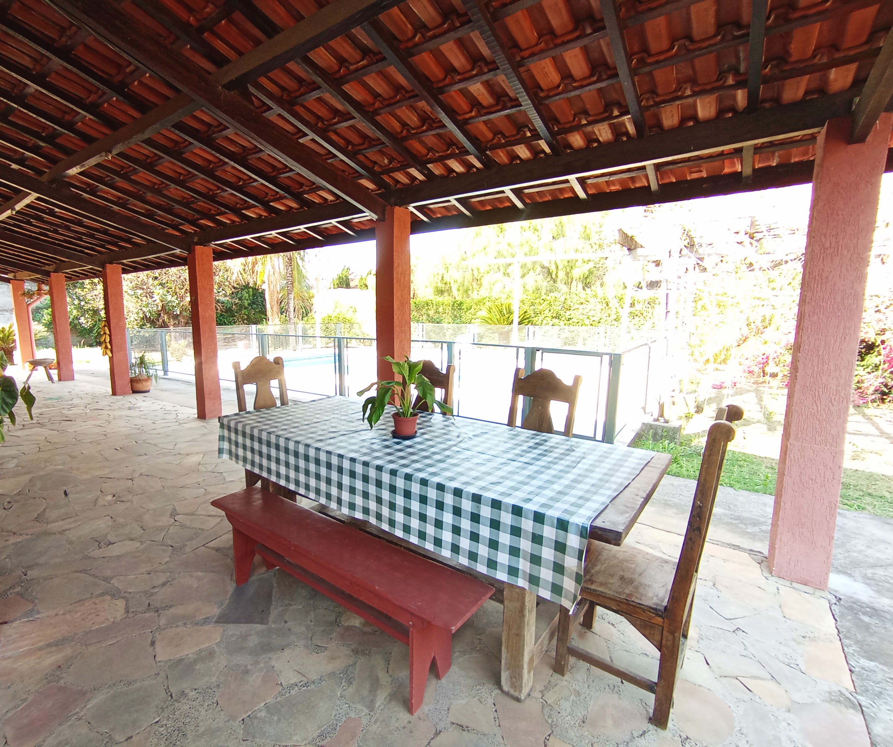 Chácara para venda e locação com 3 dormitórios no bairro Santana em Pindamonhangaba/SP.