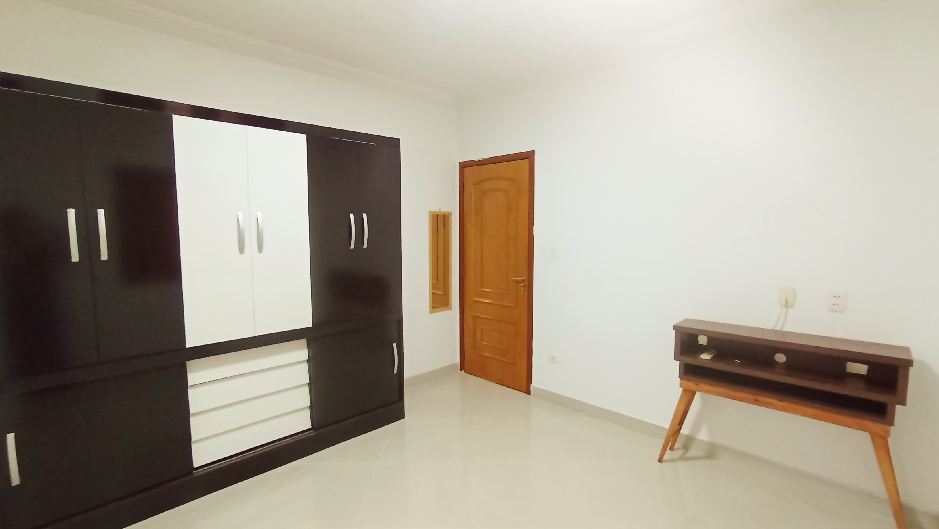 Casa à venda com 3 dormitórios no Condomínio Taubaté Village em Taubaté/SP.