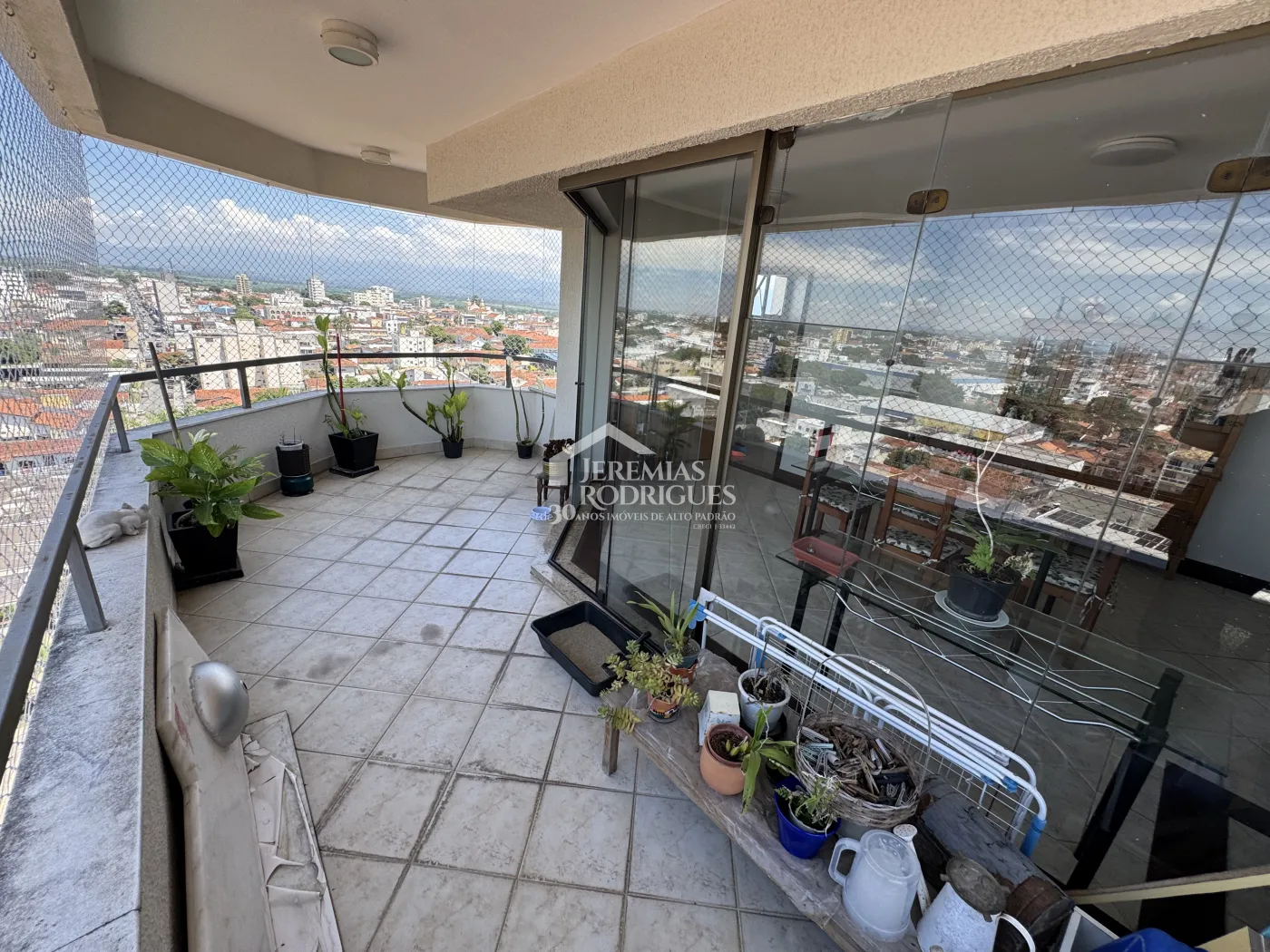 Apartamento à venda com 3 suítes, 276 m² no Edifício Vienna em Pindamonhangaba/SP.