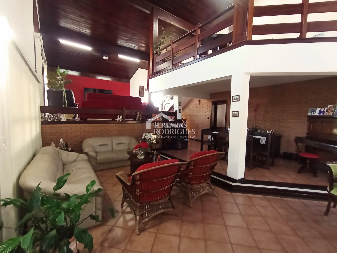 Casa à venda com 4 dormitórios no Condomínio Village Paineiras em Pindamonhangaba/SP.