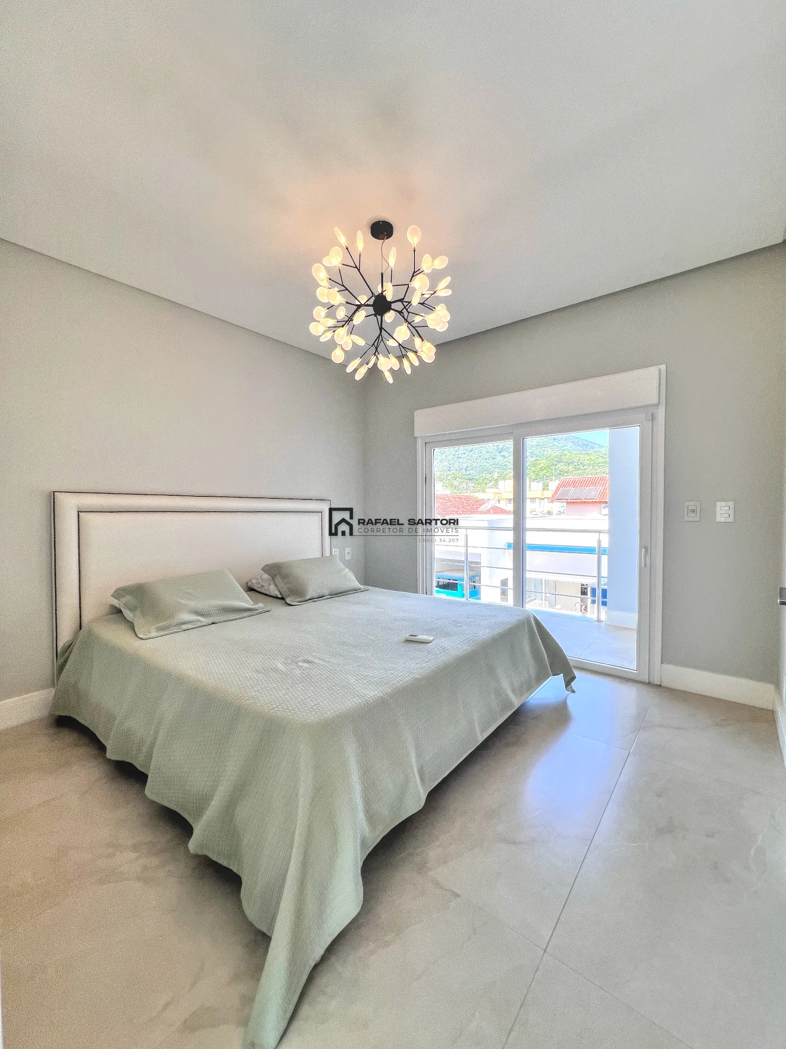 CASA COM 04 QUARTOS NO AMIZADE