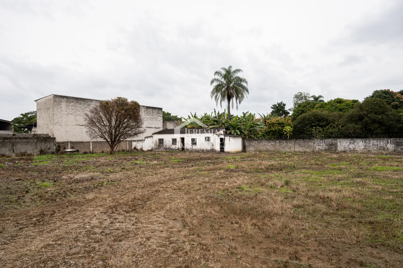 Área disponível para venda em Guaratinguetá.