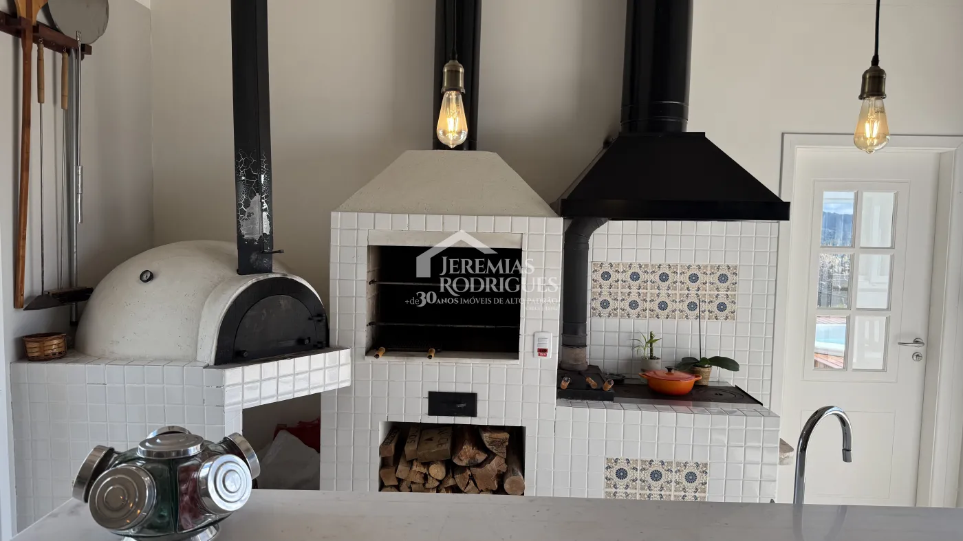 Casa à venda com 4 suítes no Condomínio Jardim Monte Belo em Campos do Jordão/SP.