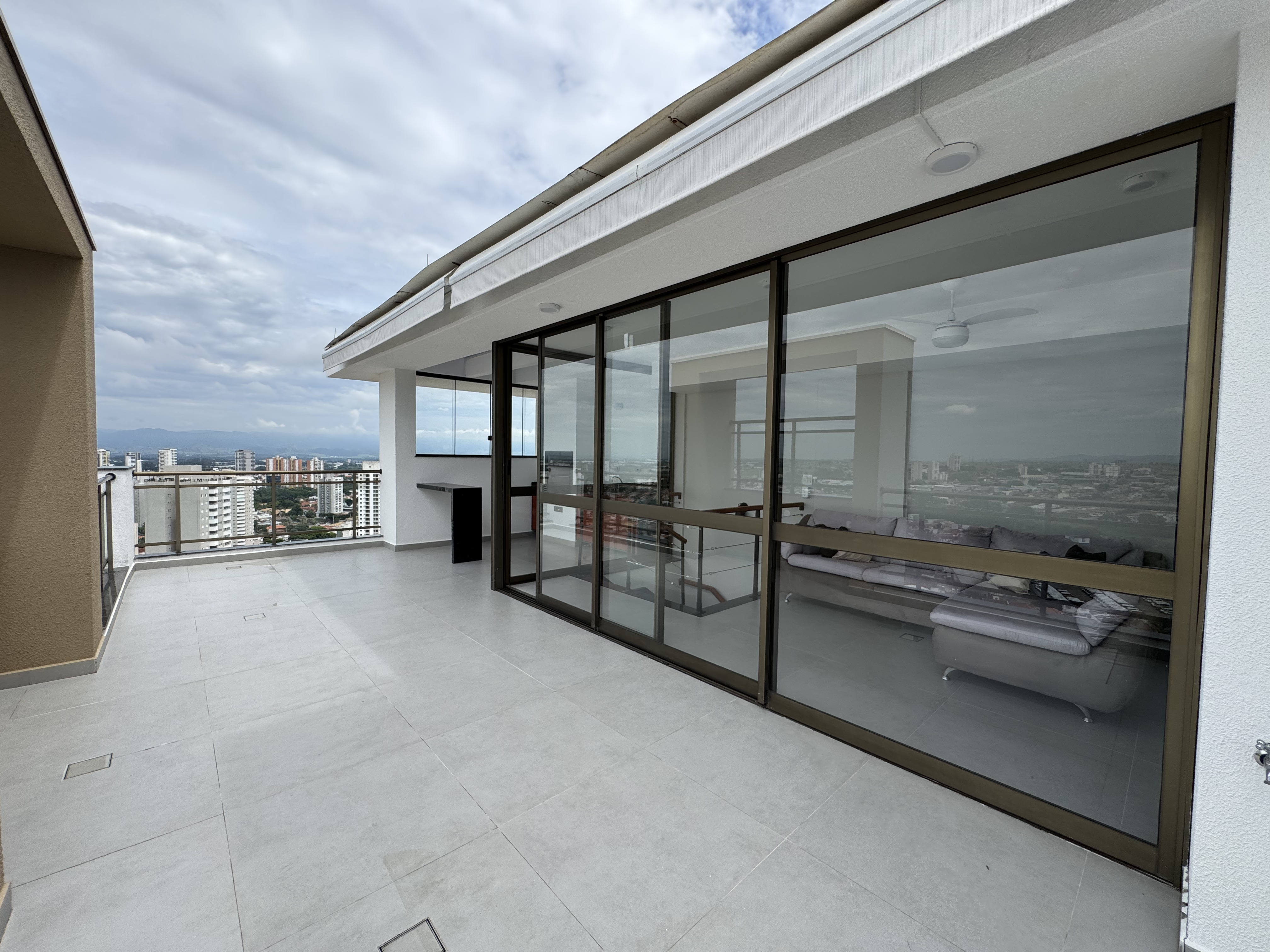 Apartamento triplex para venda e locação com 3 dormitórios, 119 m² no Edifício Jabuticabeiras em Taubaté/SP.