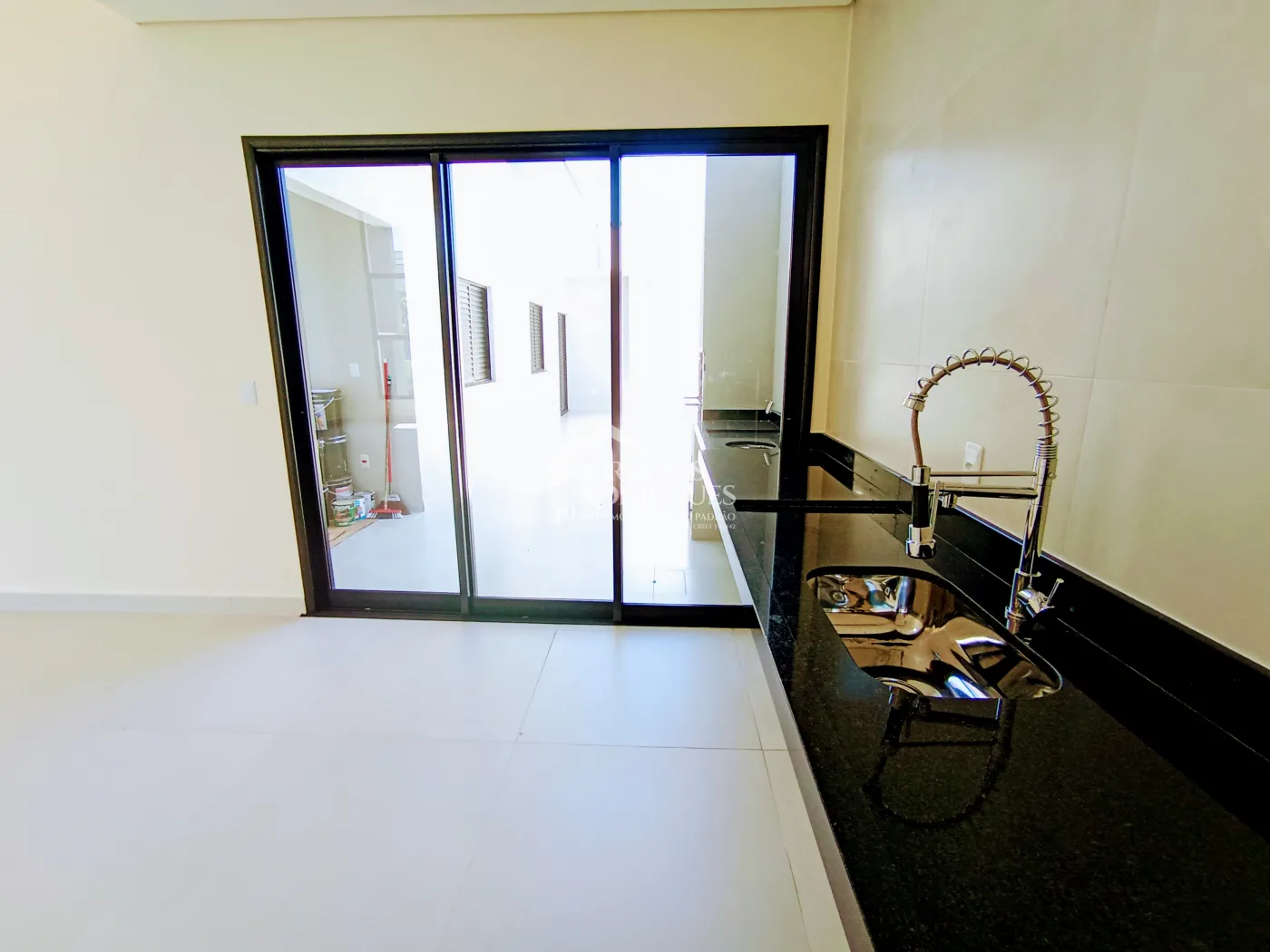 Casa para venda e locação com 3 dormitórios no Bosque da Imperatriz em Pindamonhangaba/SP.