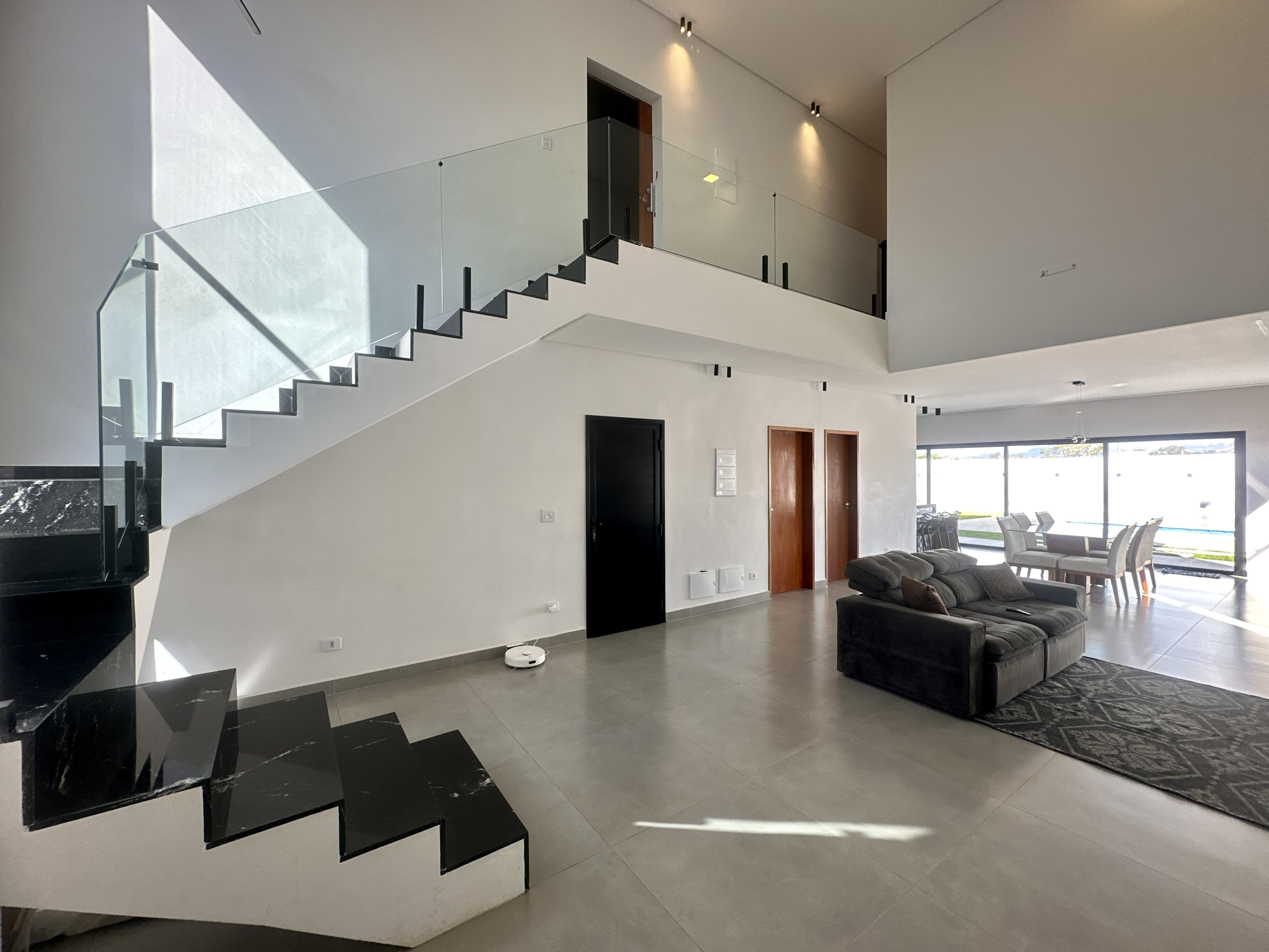 Casa à venda com 4 dormitórios no Condomínio Bella Vitta em Caçapava/SP.