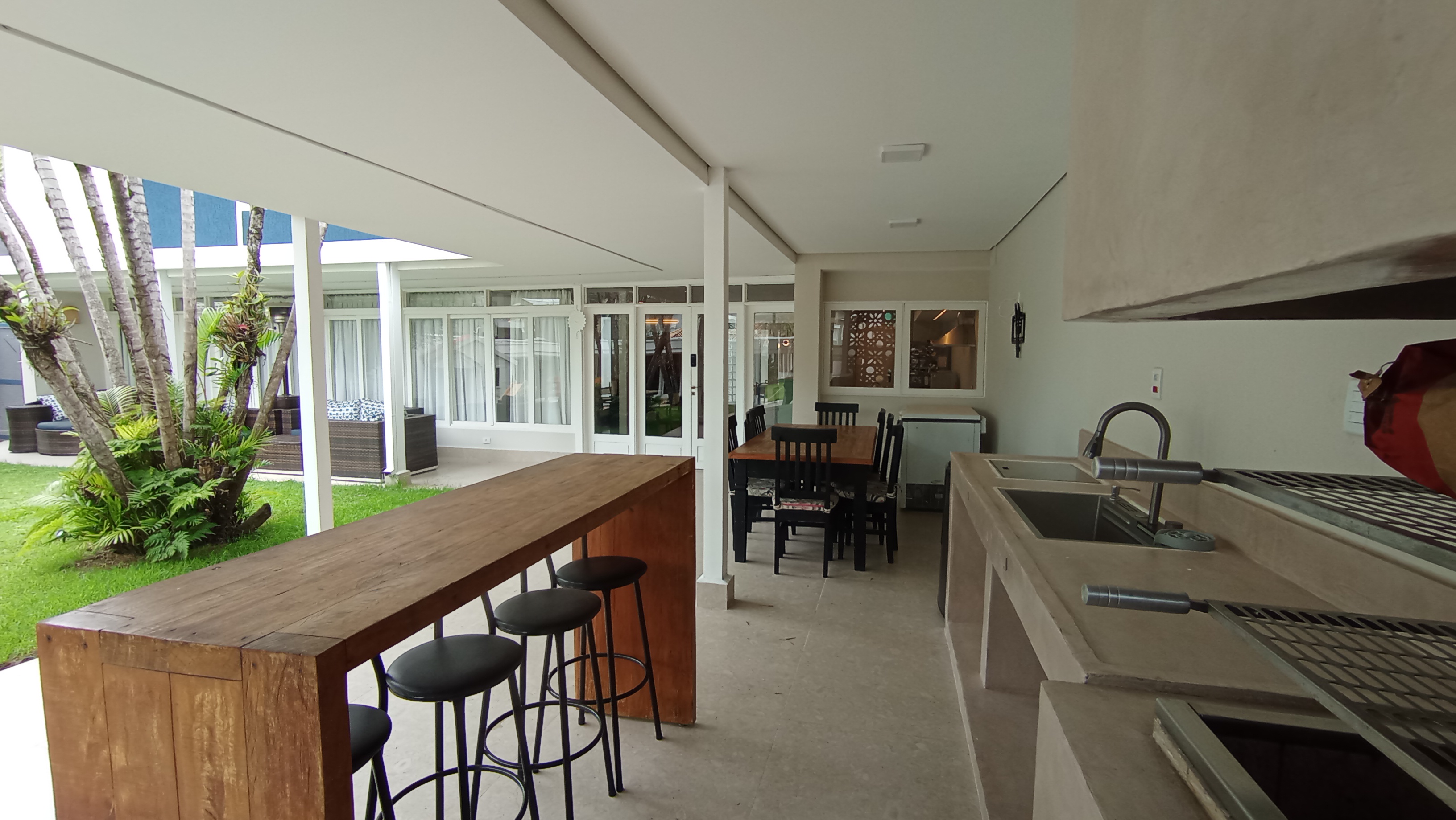 Casa à venda com 3 dormitórios no Condomínio Portal do Sol em Tremembé/SP.