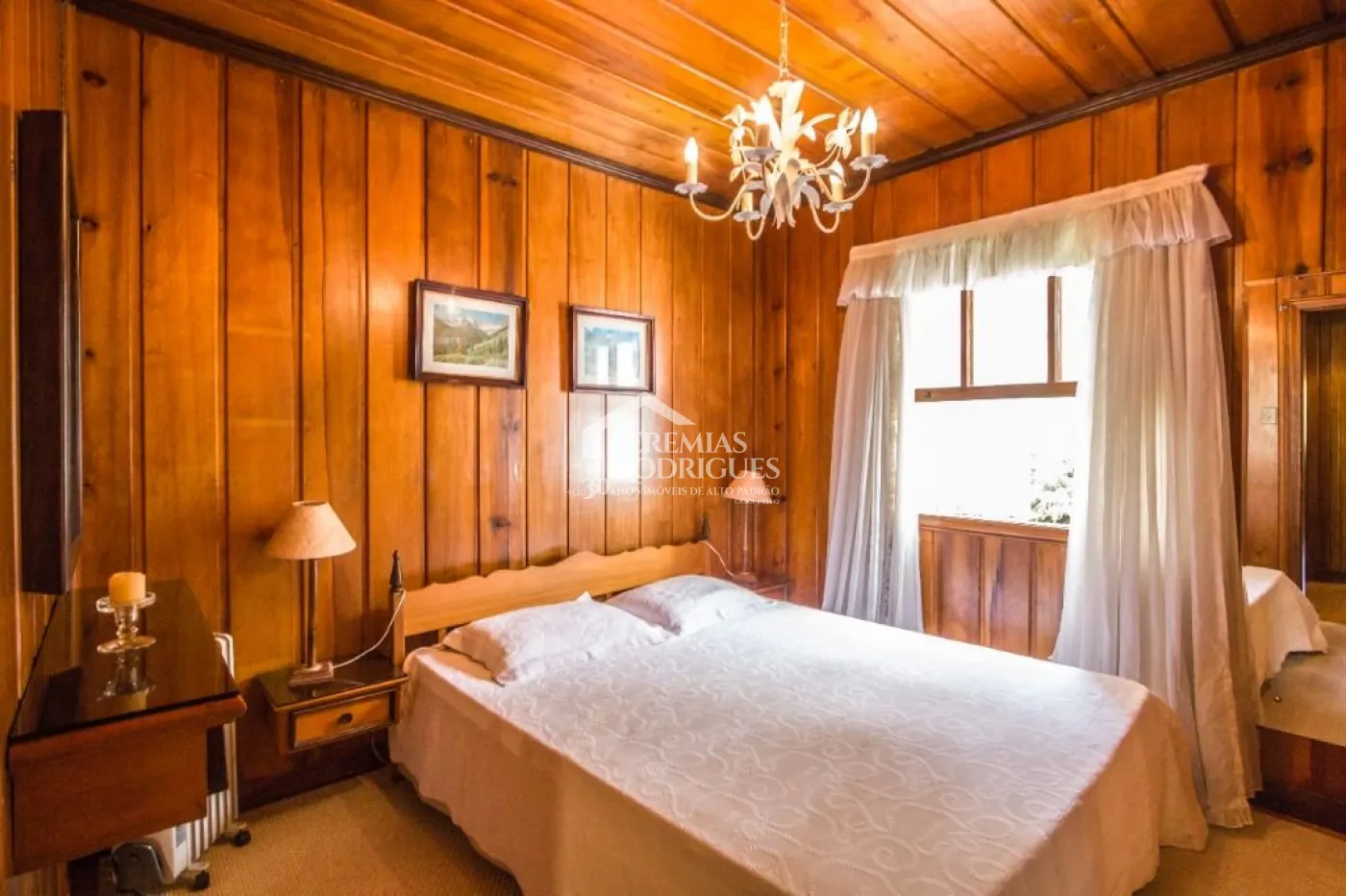 Casa à venda com 5 dormitórios no Jardim Embaixador em Campos do Jordão/SP