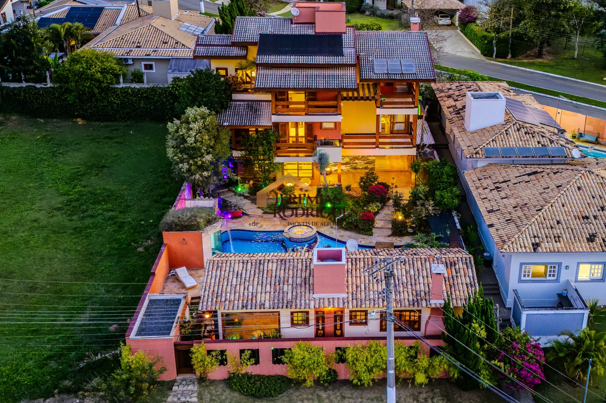 Casa à venda no Condomínio Colonial Village I em Pindamonhangaba/SP.
