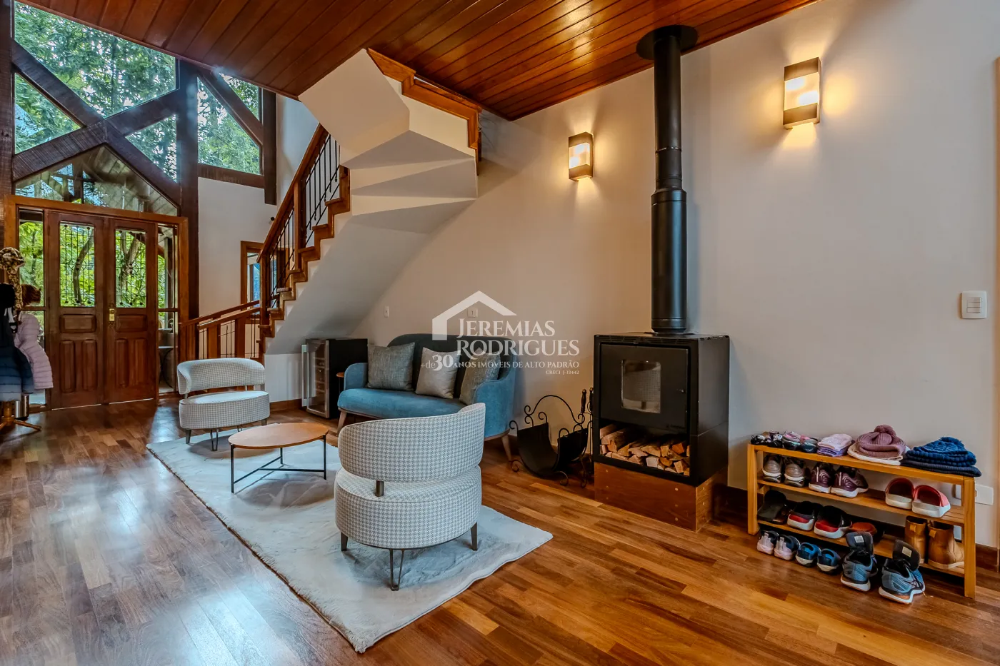 Casa à venda com 3 suítes no Condomínio Reserva Figueiredo em Campos do Jordão/SP.