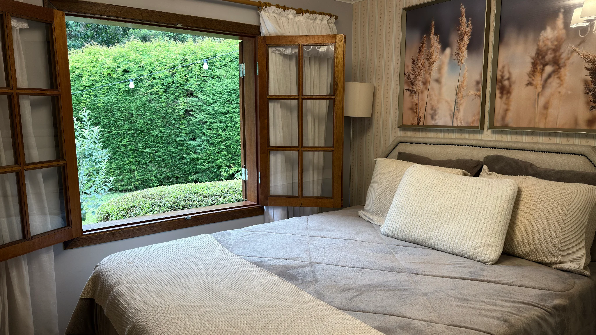 Casa à venda com 2 dormitórios no Condomínio Petiti Village em Campos do Jordão/SP.