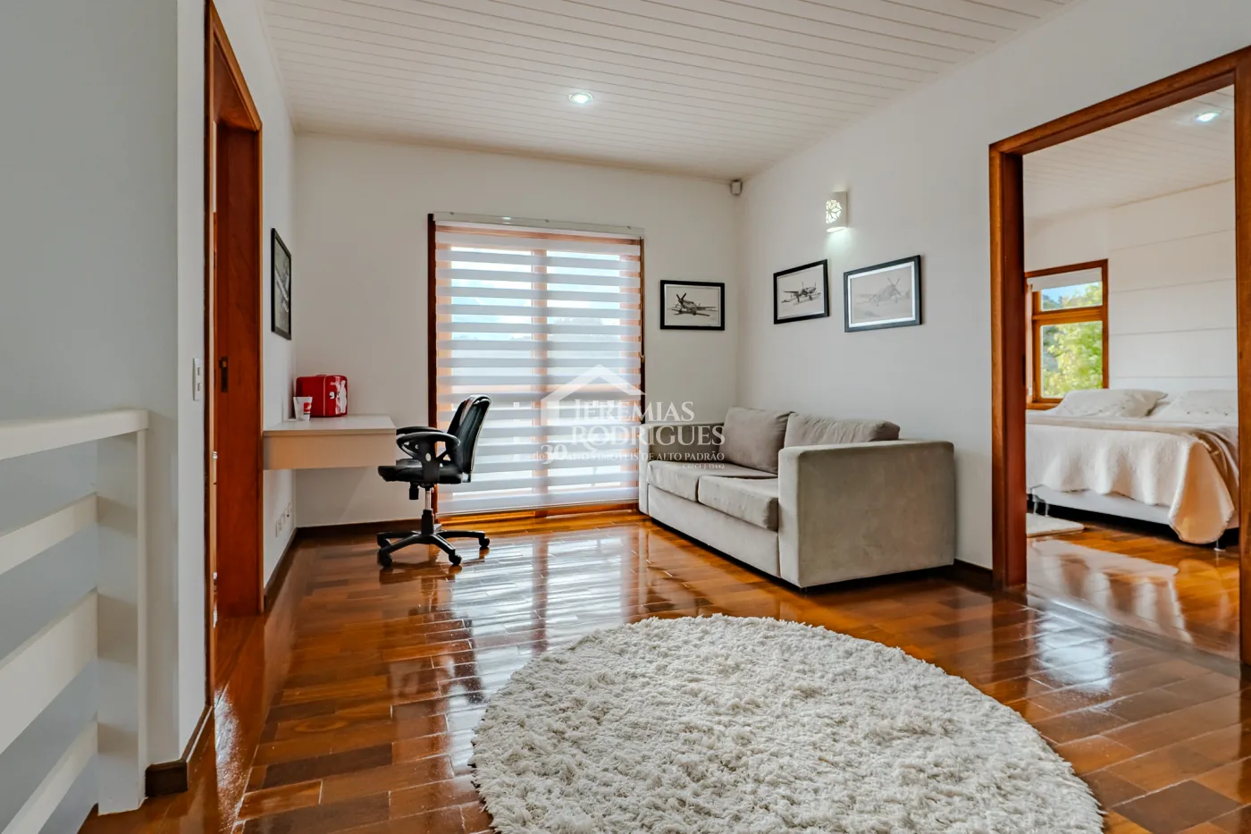 Casa assobradada à venda com 3 dormitórios no Condomínio Aldeia Austríaca em Campos do Jordão/SP.