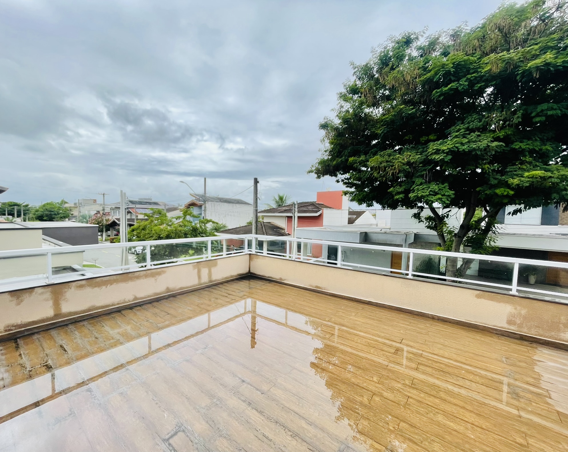 Casa para locação com 4 dormitórios no Condomínio Campos do Conde II em Tremembé/SP.