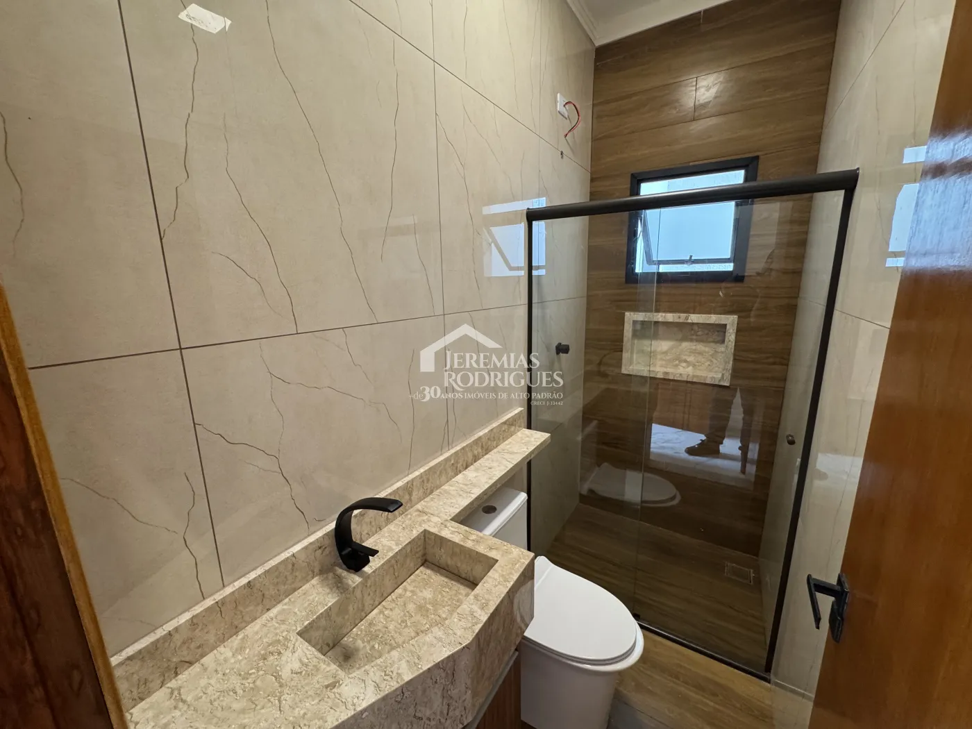 Casa à venda com 3 dormitórios no Condomínio Residencial Laguna em Pindamonhangaba/SP.