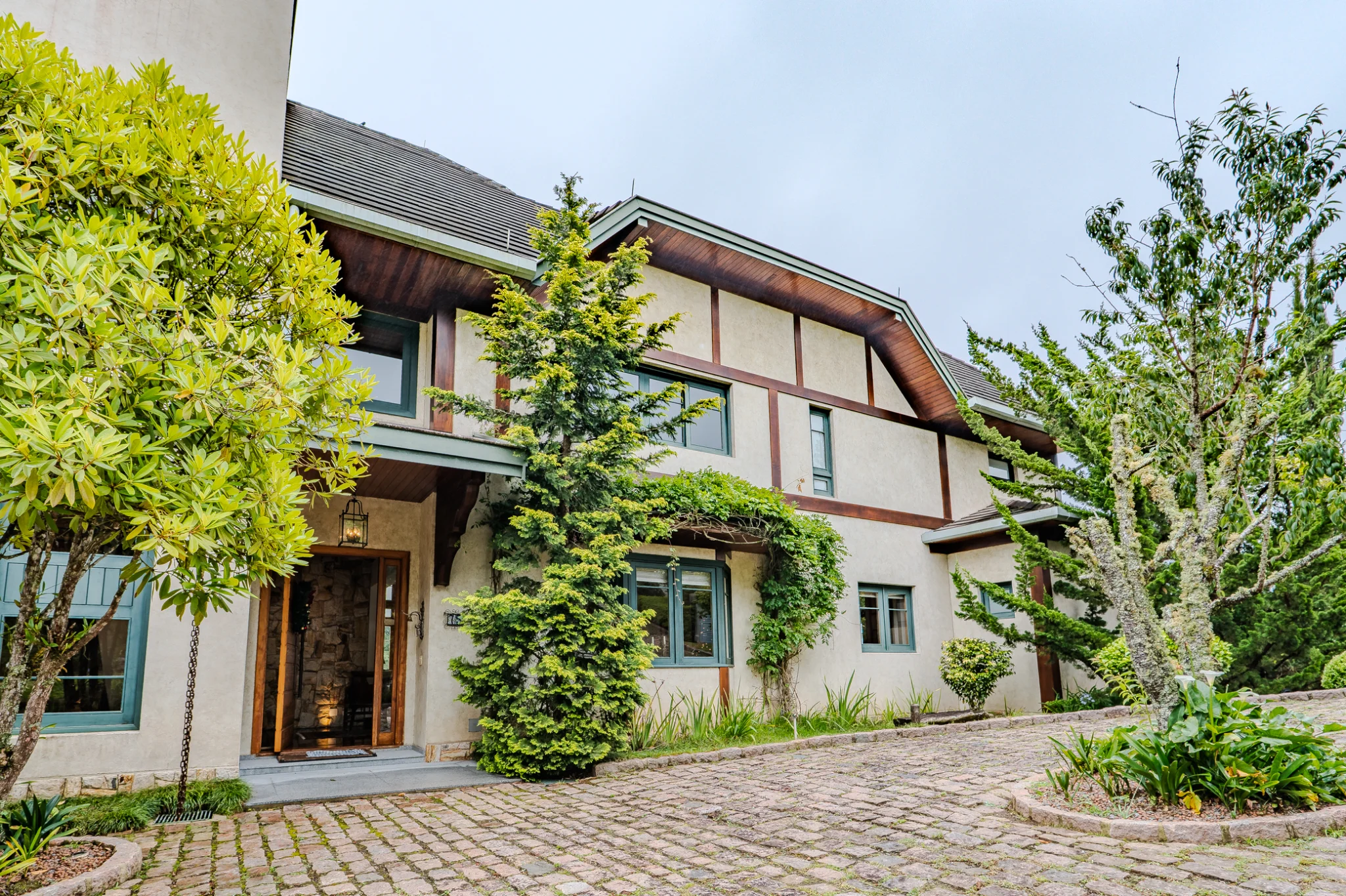 Casa à venda com 7 suítes no Condomínio Vila Simonsen em Campos do Jordão/SP. 