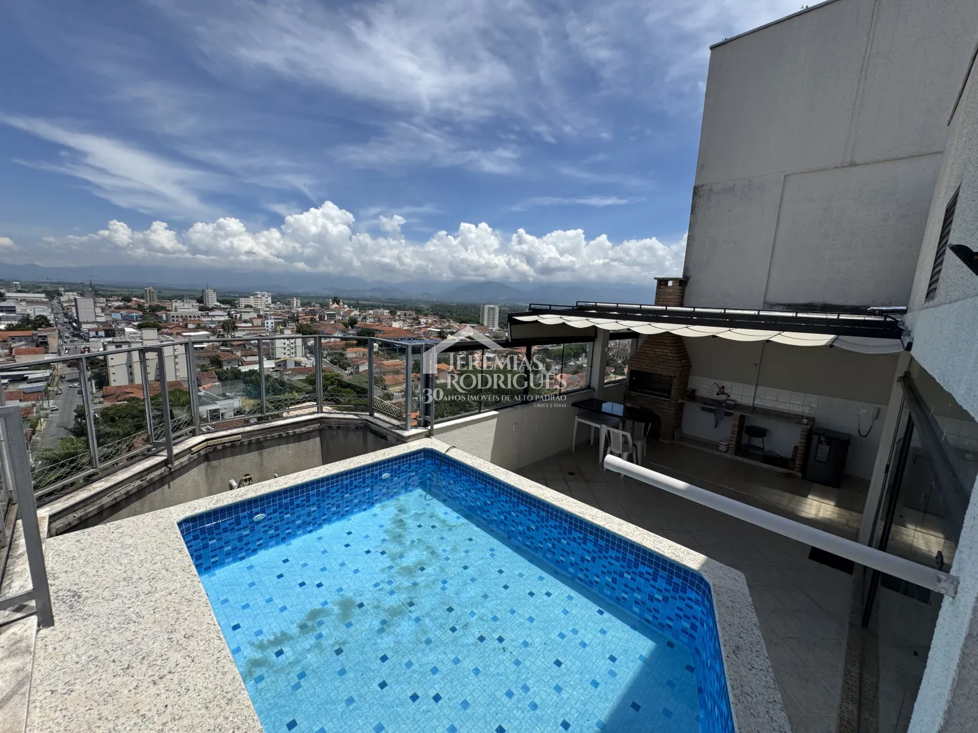 Apartamento à venda com 3 suítes, 276 m² no Edifício Vienna em Pindamonhangaba/SP.