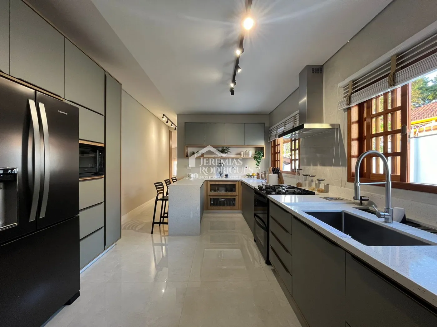 Casa à venda com 2 suítes no bairro Quiririm em Taubaté/SP.