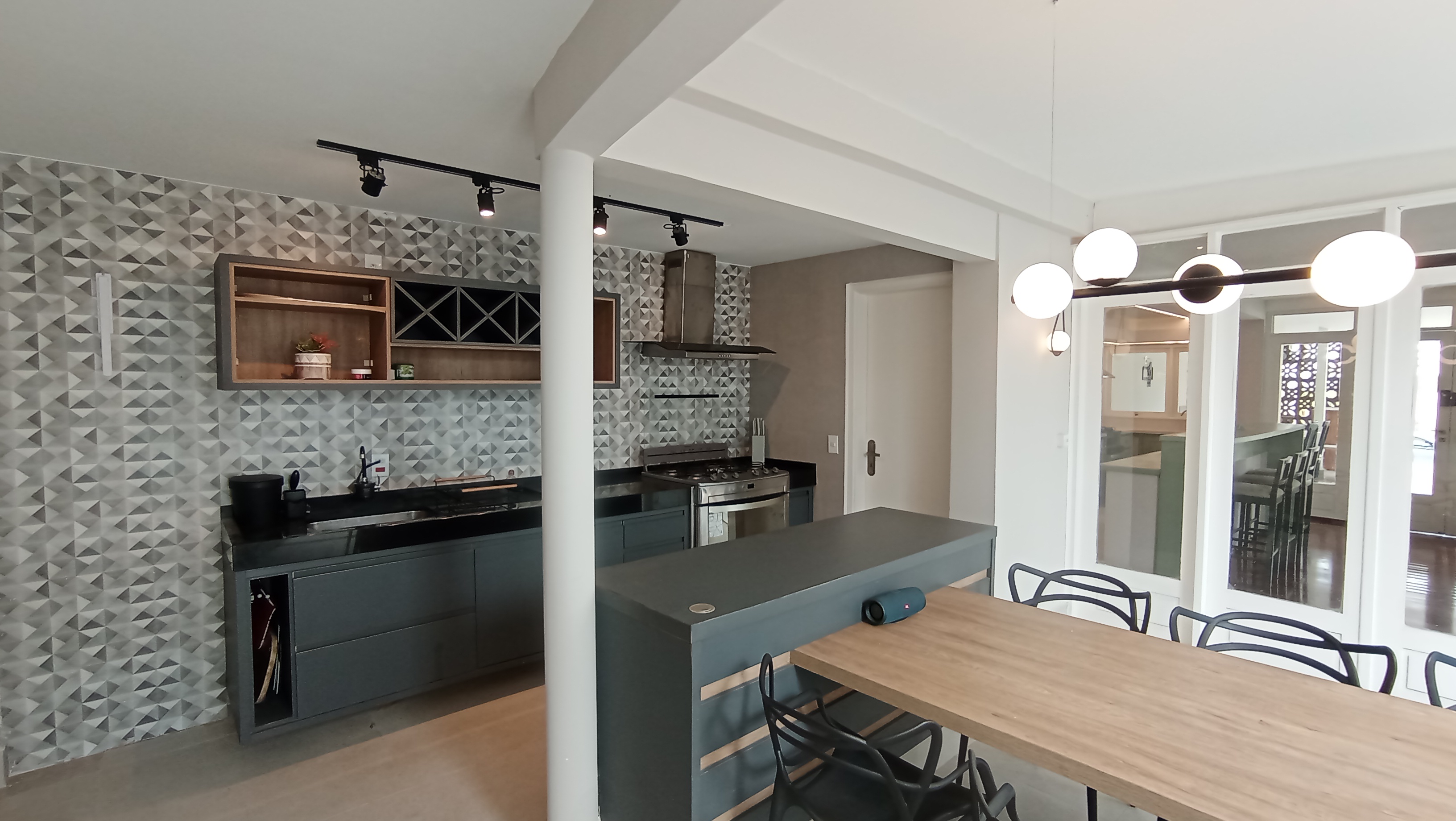 Casa à venda com 3 dormitórios no Condomínio Portal do Sol em Tremembé/SP.