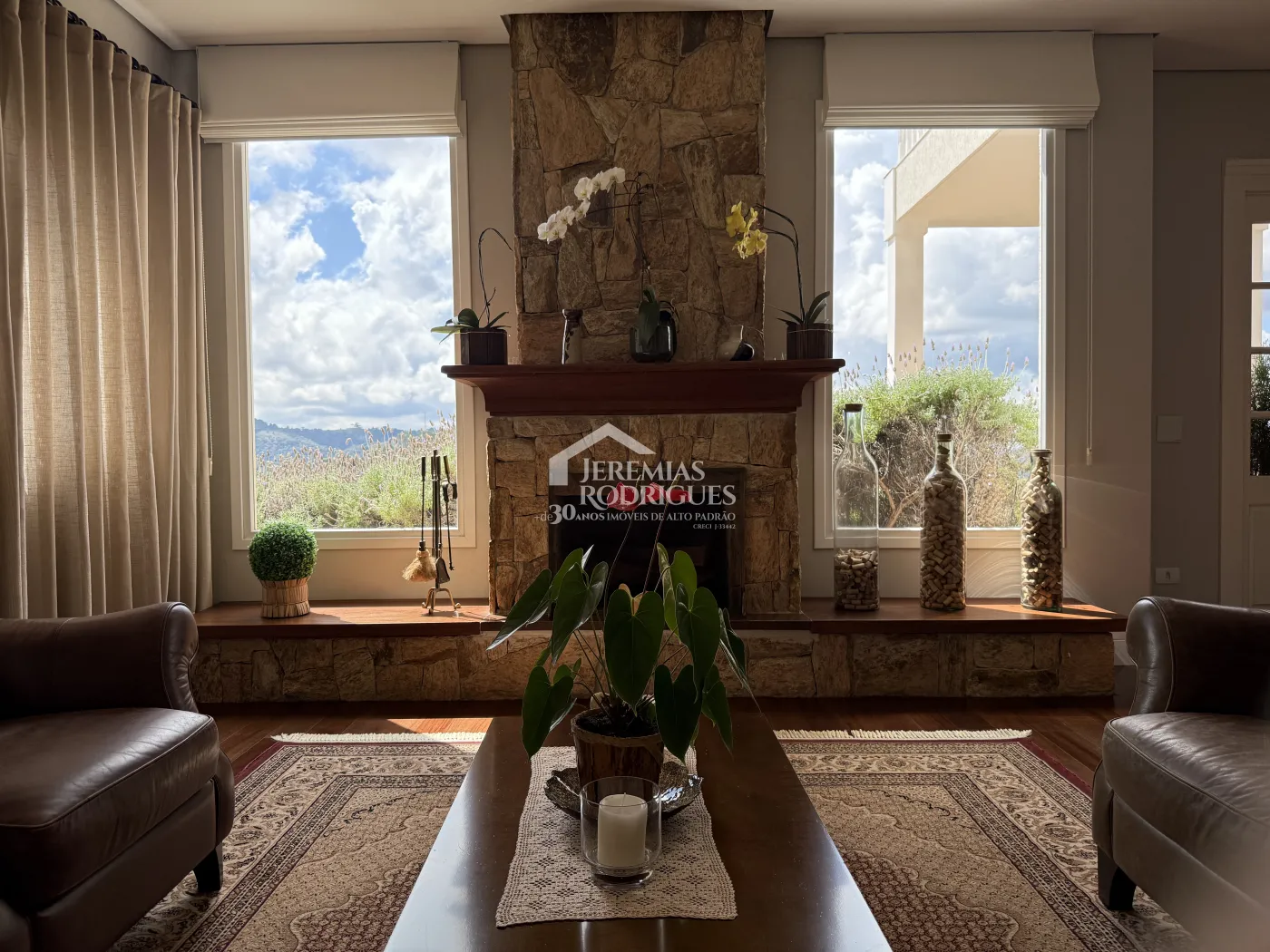 Casa à venda com 4 suítes no Condomínio Jardim Monte Belo em Campos do Jordão/SP.