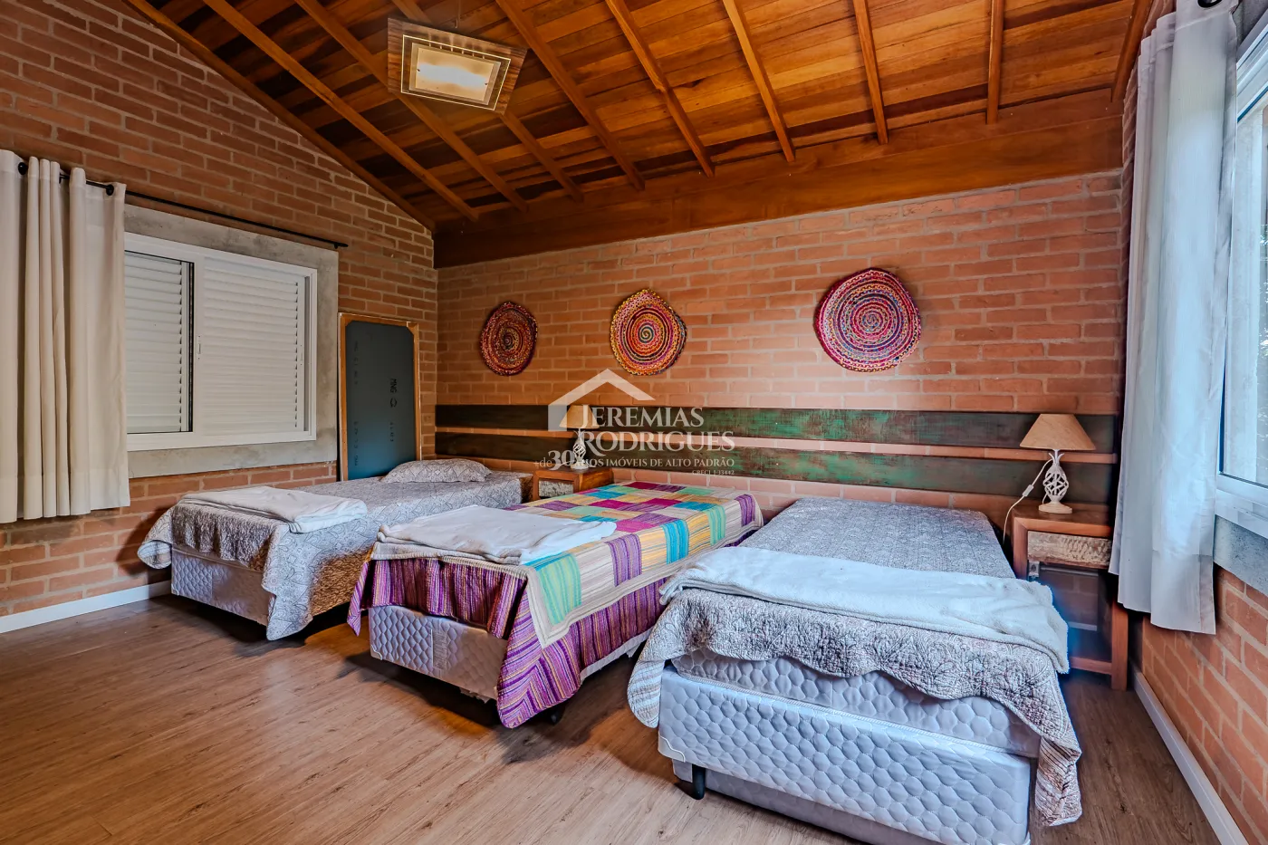 Casa assobradada à venda com 3 dormitórios no Condomínio Parque da Mantiqueira em Santo Antônio do Pinhal/SP.