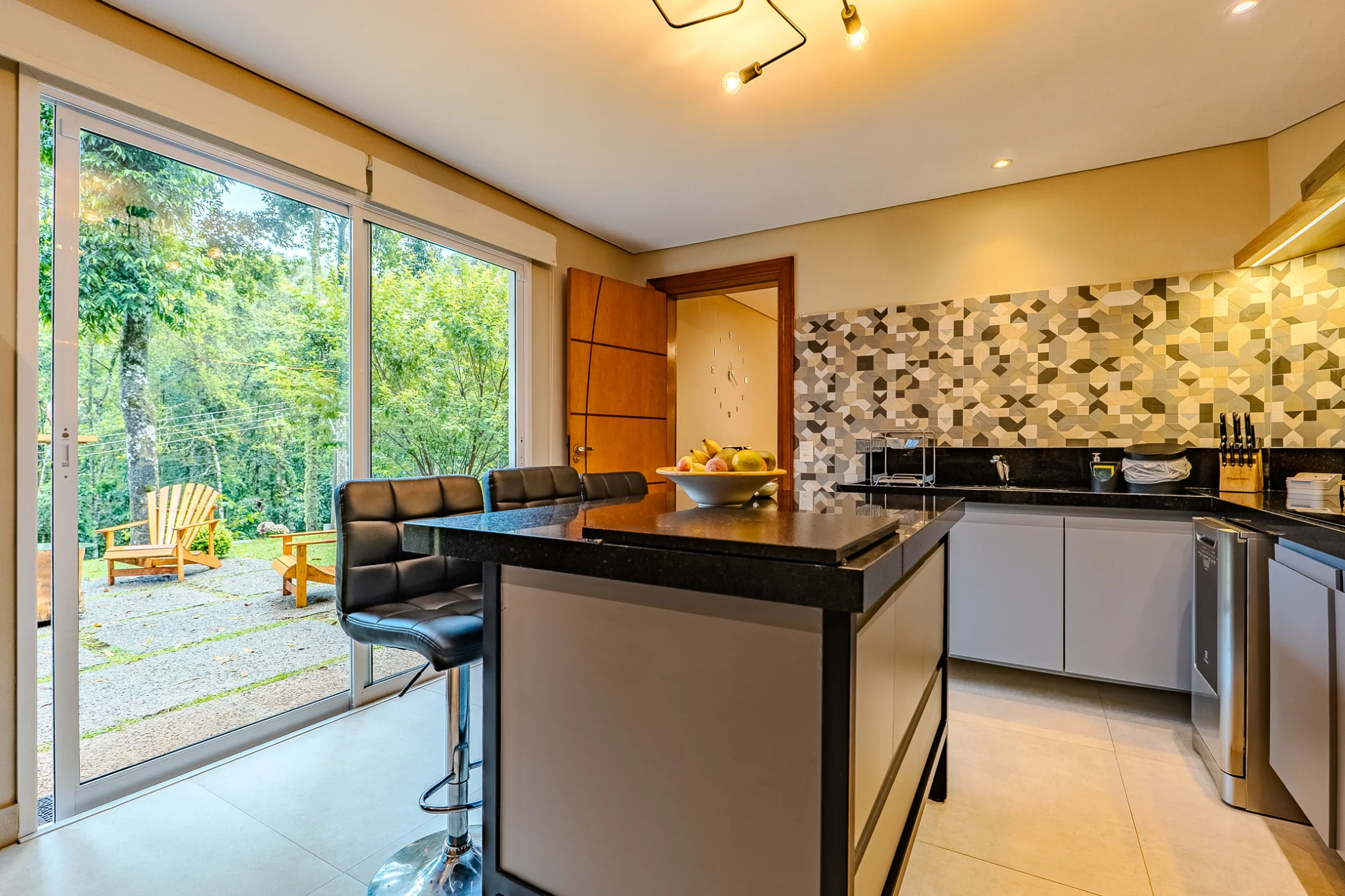 Casa à venda com 4 suítes no Parque Pedra do Baú em Campos do Jordão/SP. 