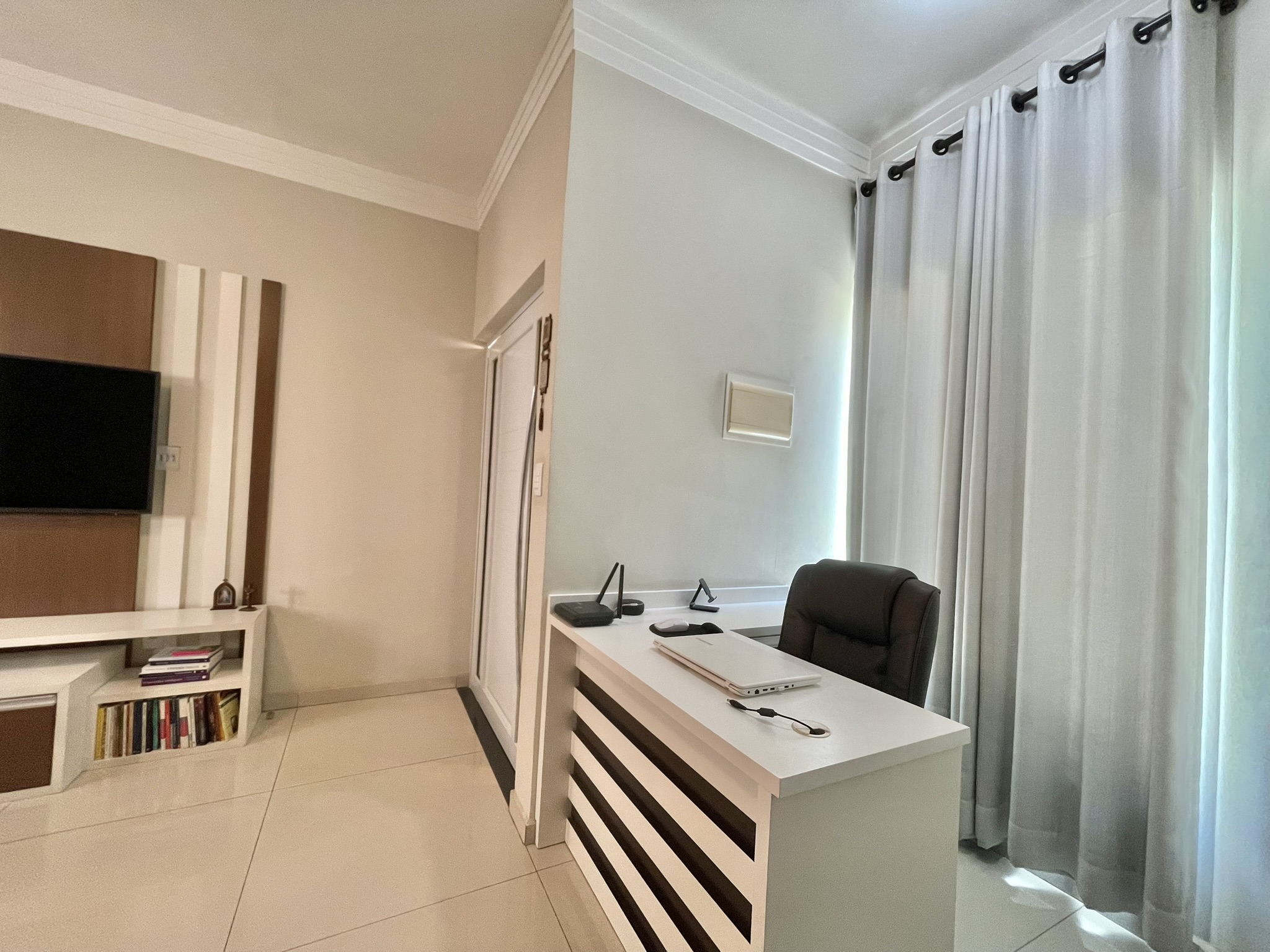 Casa à venda com 3 dormitórios no Condomínio Moema Ville em Pindamonhangaba/SP.