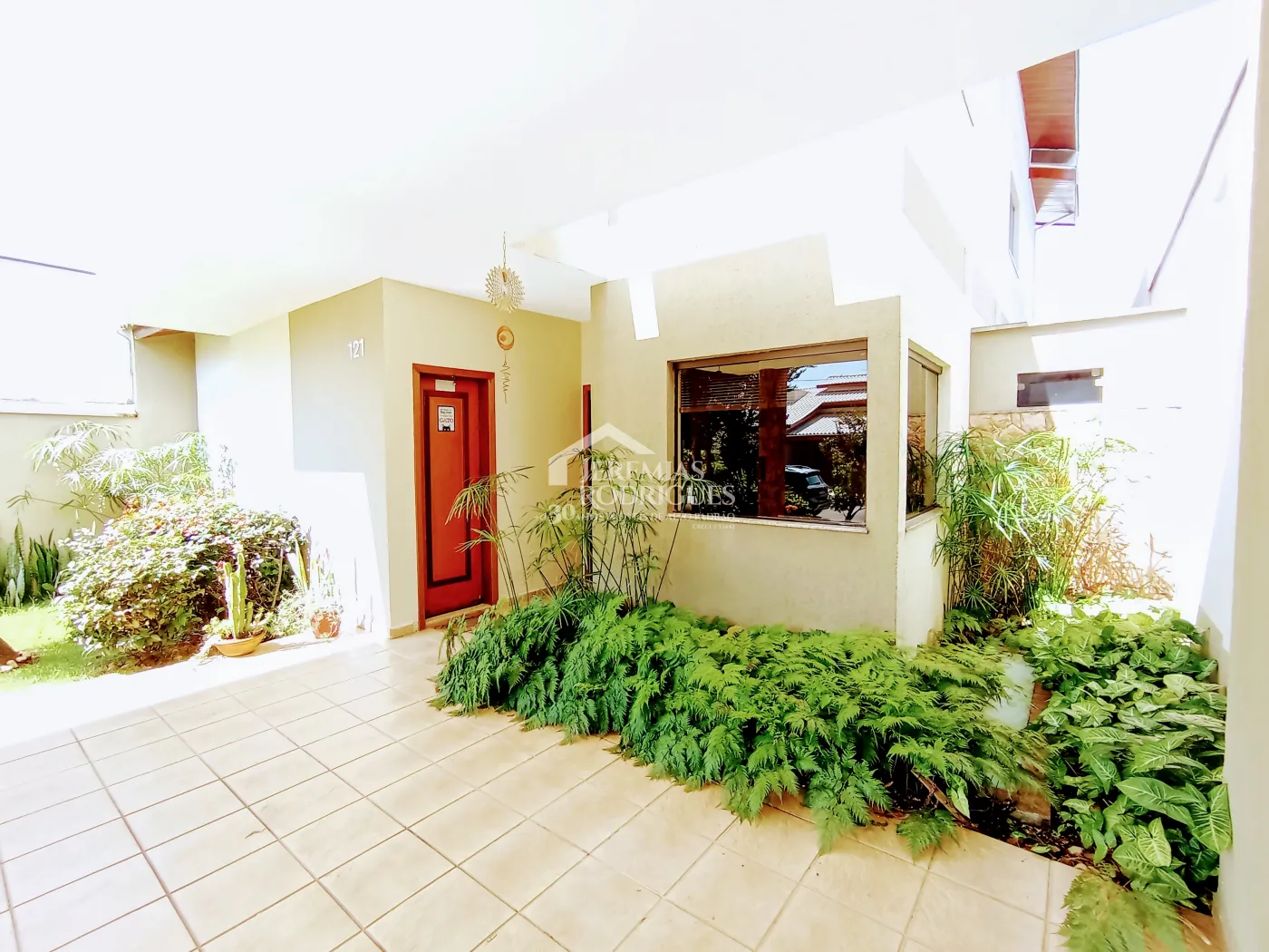 Casa assobradada à venda com 3 suítes no Condomínio Fortaleza em Taubaté/SP.