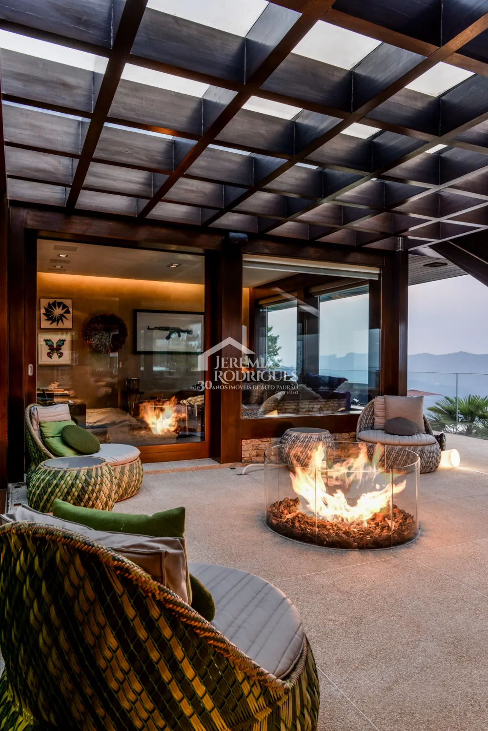 Mansão à venda no Condomínio Pedra do Fogo em Campos do Jordão/SP. 