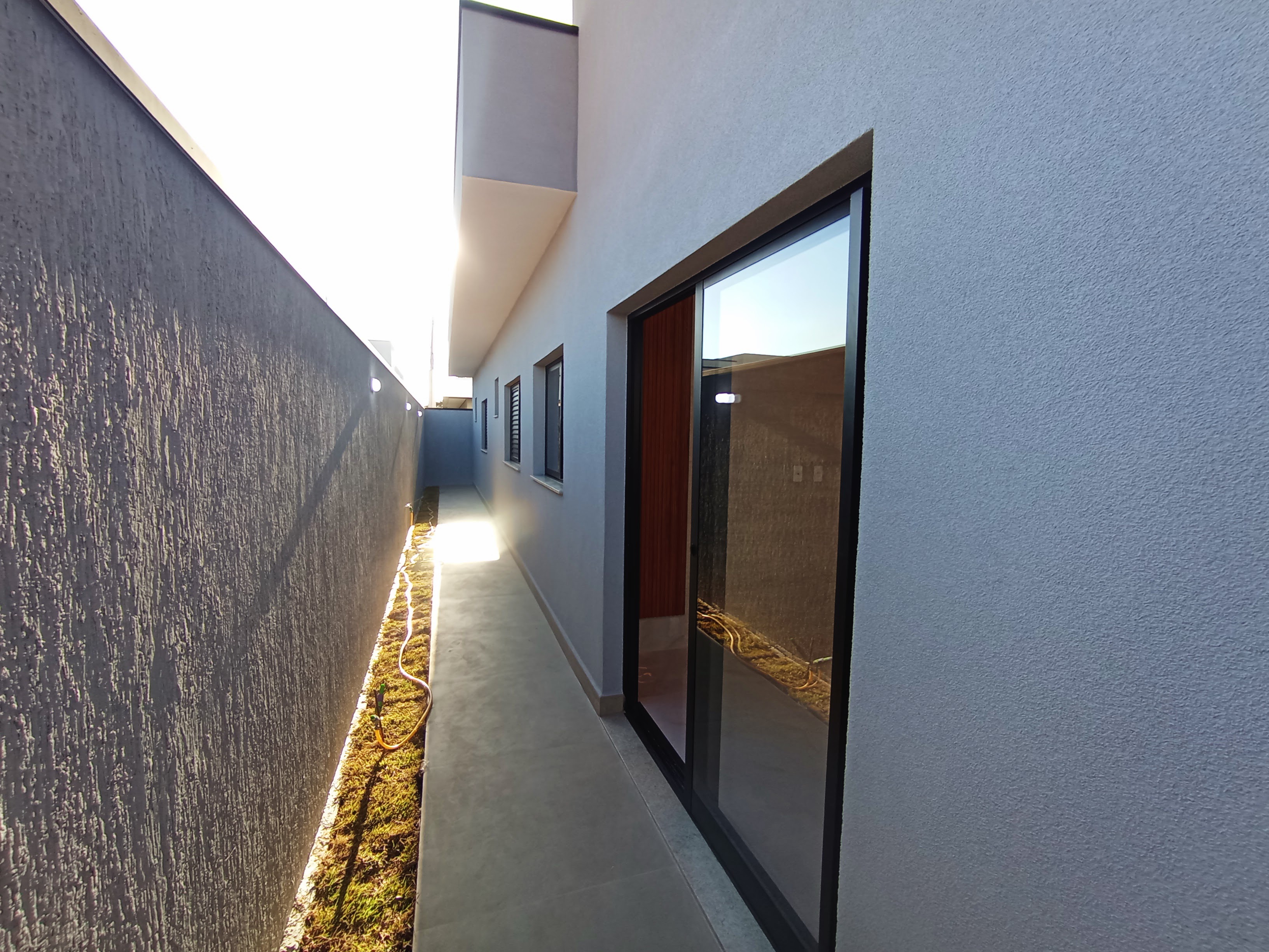 Casa à venda com 3 dormitórios no Condomínio Ouro Ville em Taubaté/SP.