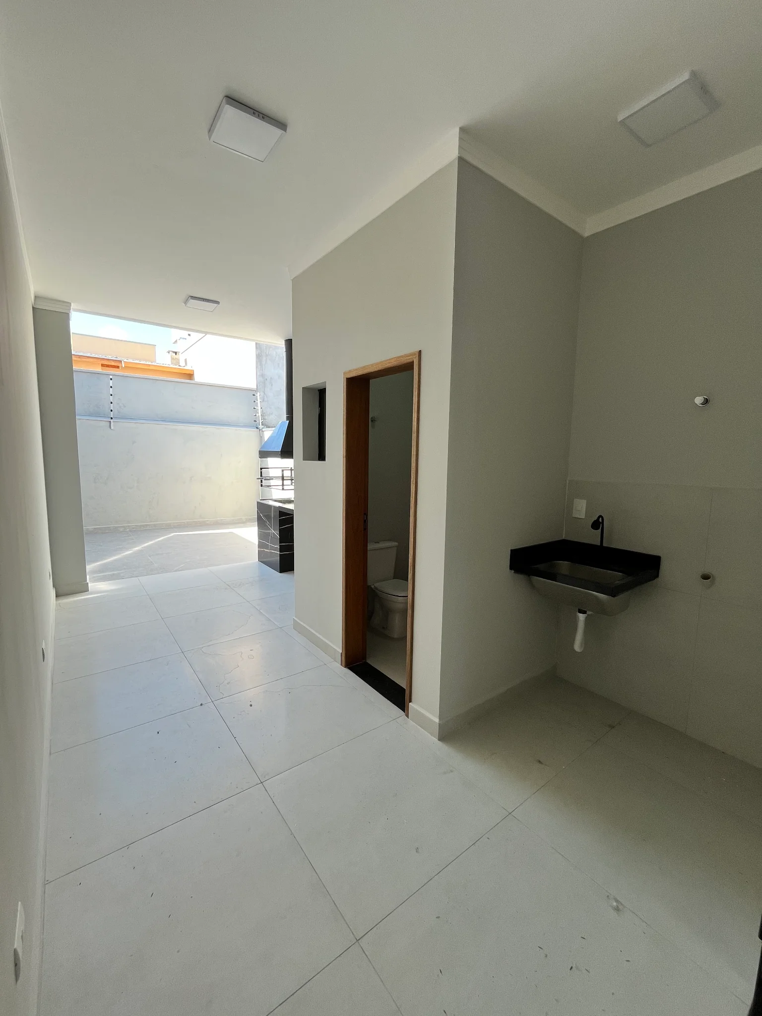 Casa com área gourmet e segurança completa à venda no Parque das Palmeiras – Pindamonhangaba/SP