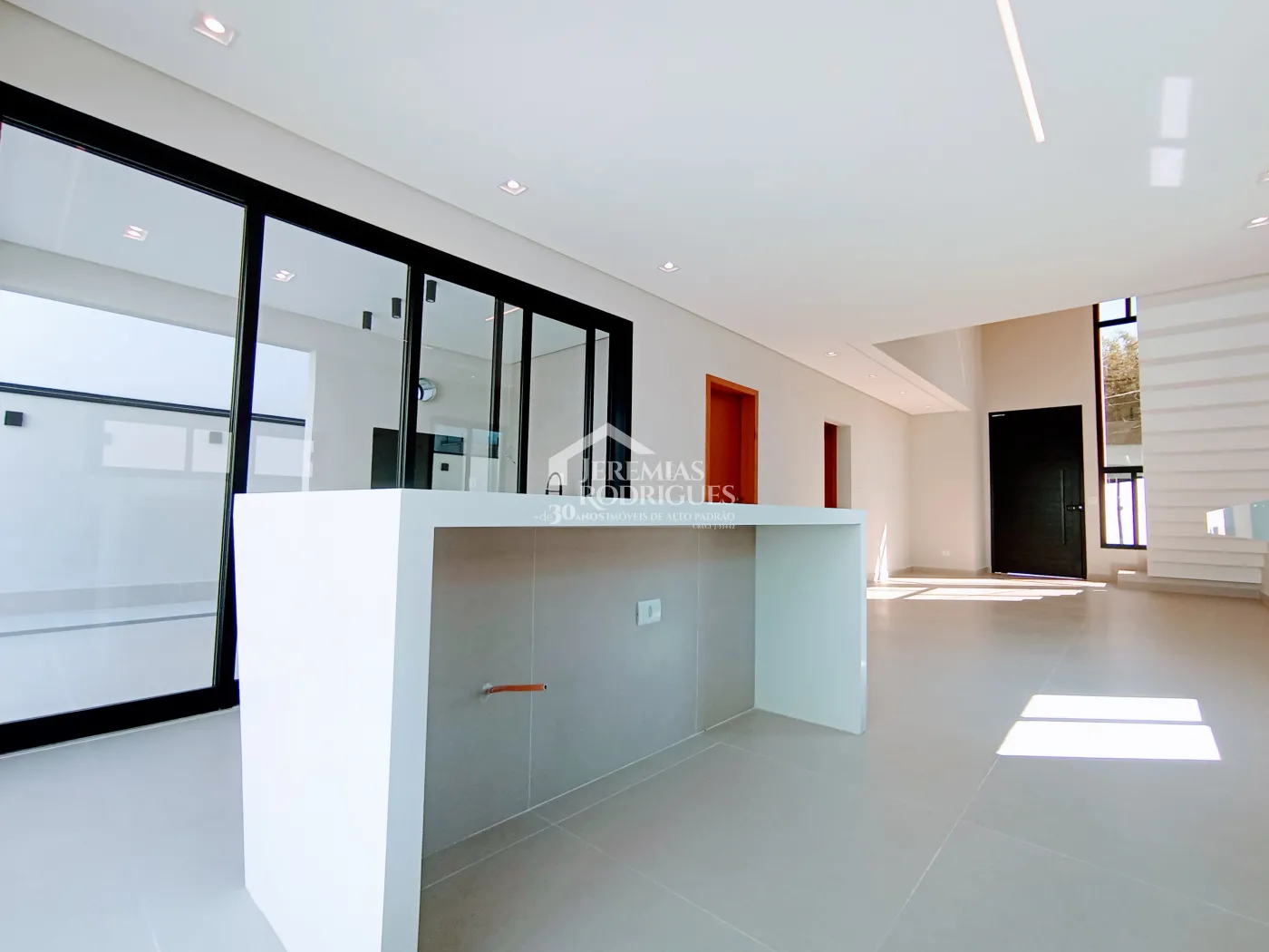 Casa à venda com 3 dormitórios no Condomínio Malibu em Caçapava/SP.