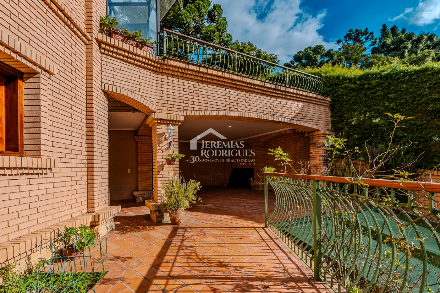 Casa para venda e locação com 5 suítes no Jardim Véu da Noiva em Campos do Jordão/SP