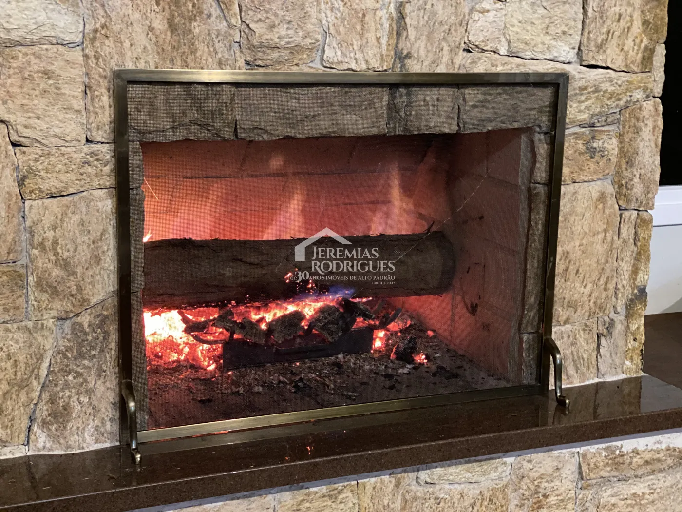 Casa à venda com 4 suítes no Condomínio Jardim Monte Belo em Campos do Jordão/SP.