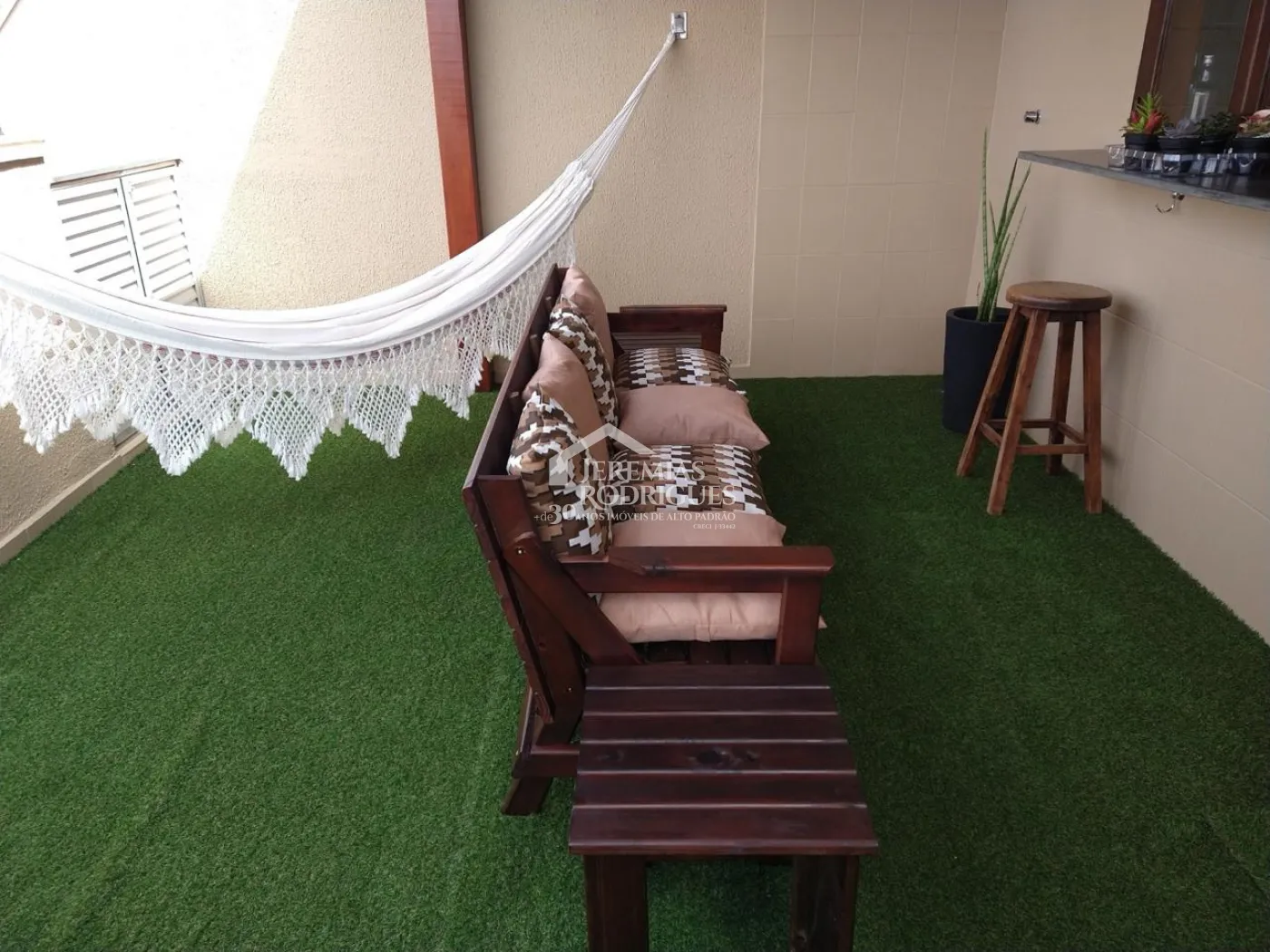 Cobertura duplex à venda com 2 dormitórios, 113 m² no Condomínio Sol Tropical em Ubatuba/SP.