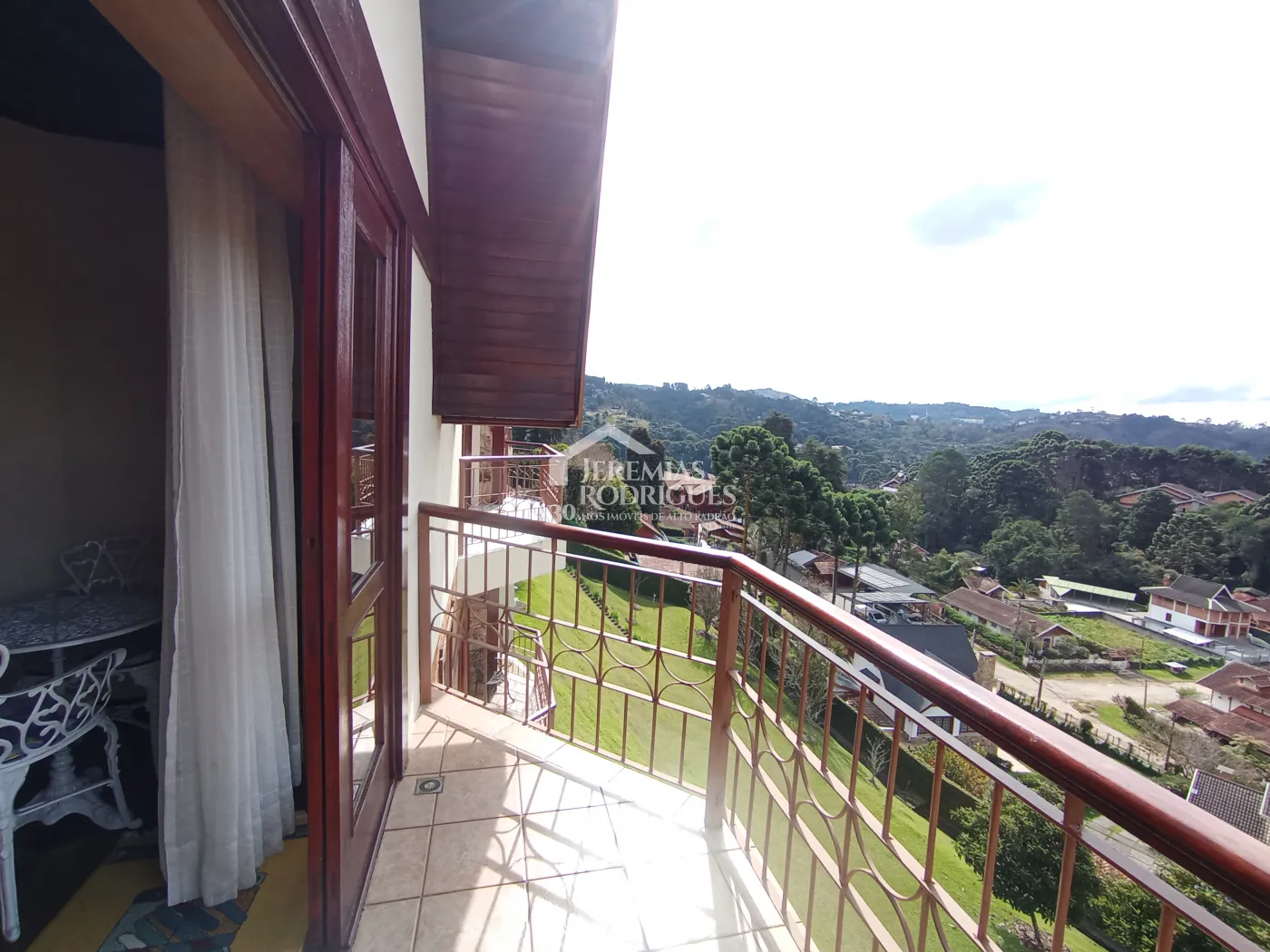 Apartamento para venda com 4 dormitórios no Edifício Solar Bela Vista em Campos do Jordão/SP